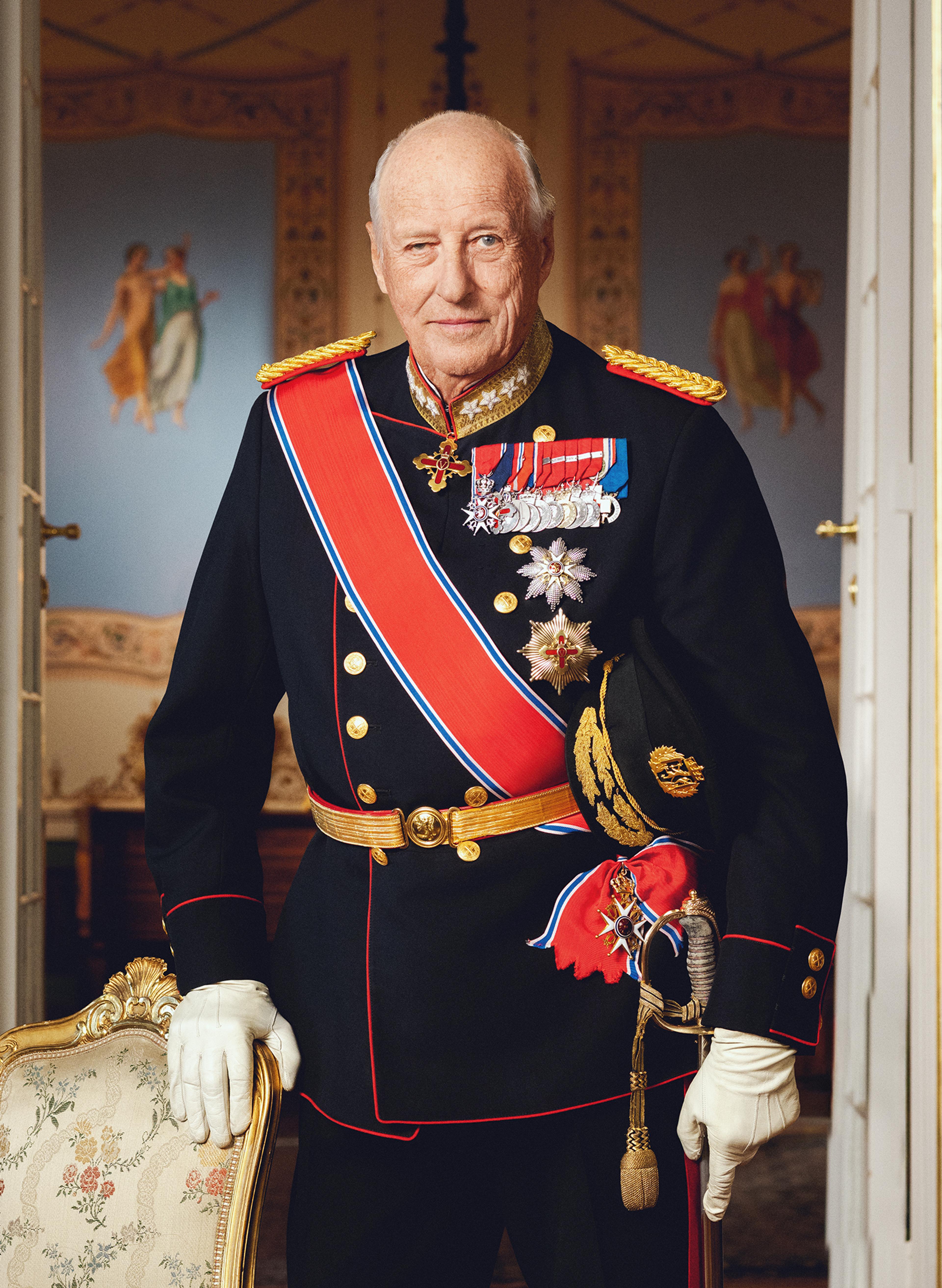 Kong Harald stående i gallauniform med ordener og medaljer.