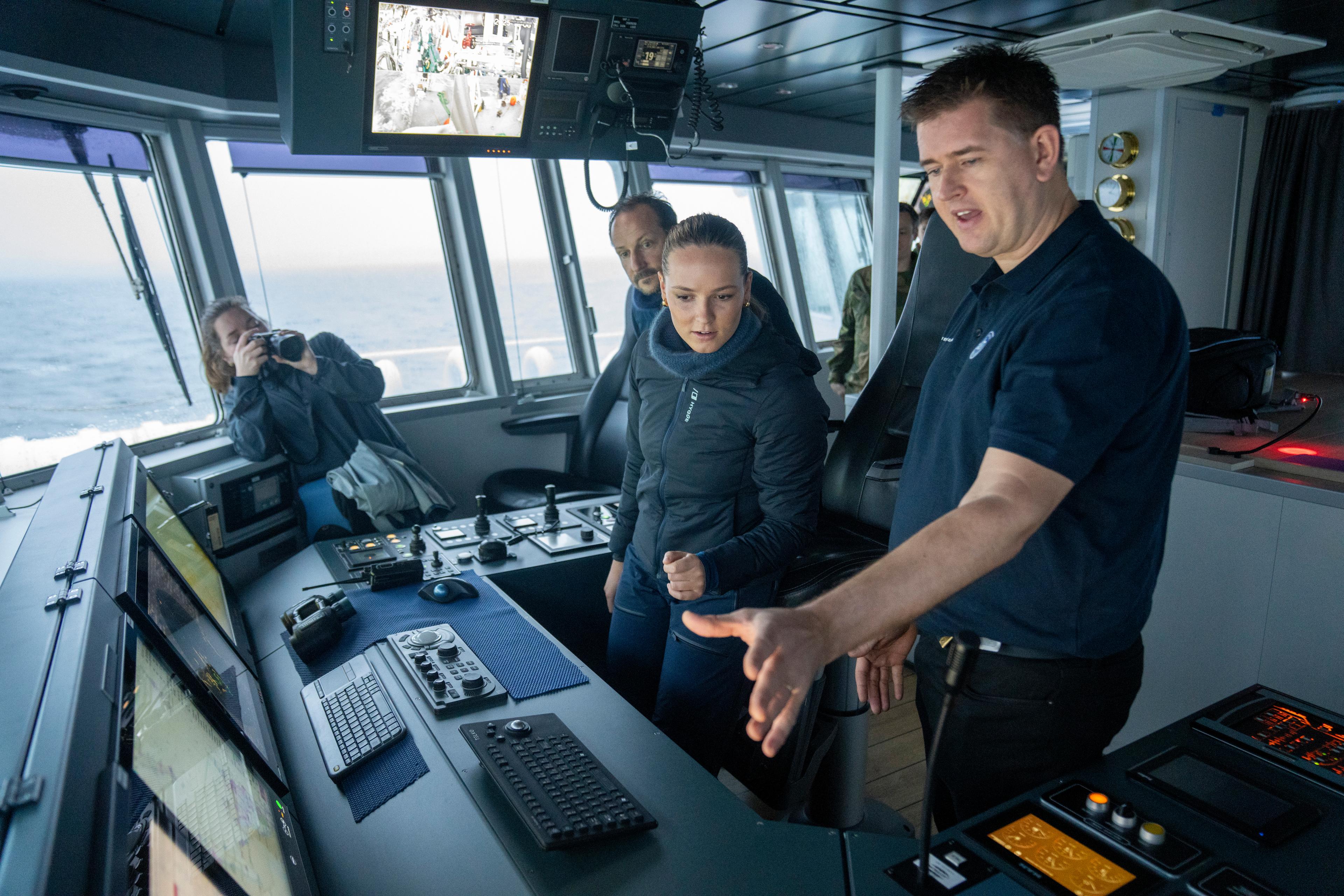 Prinsessen får omvisning på brua av kapteinen.