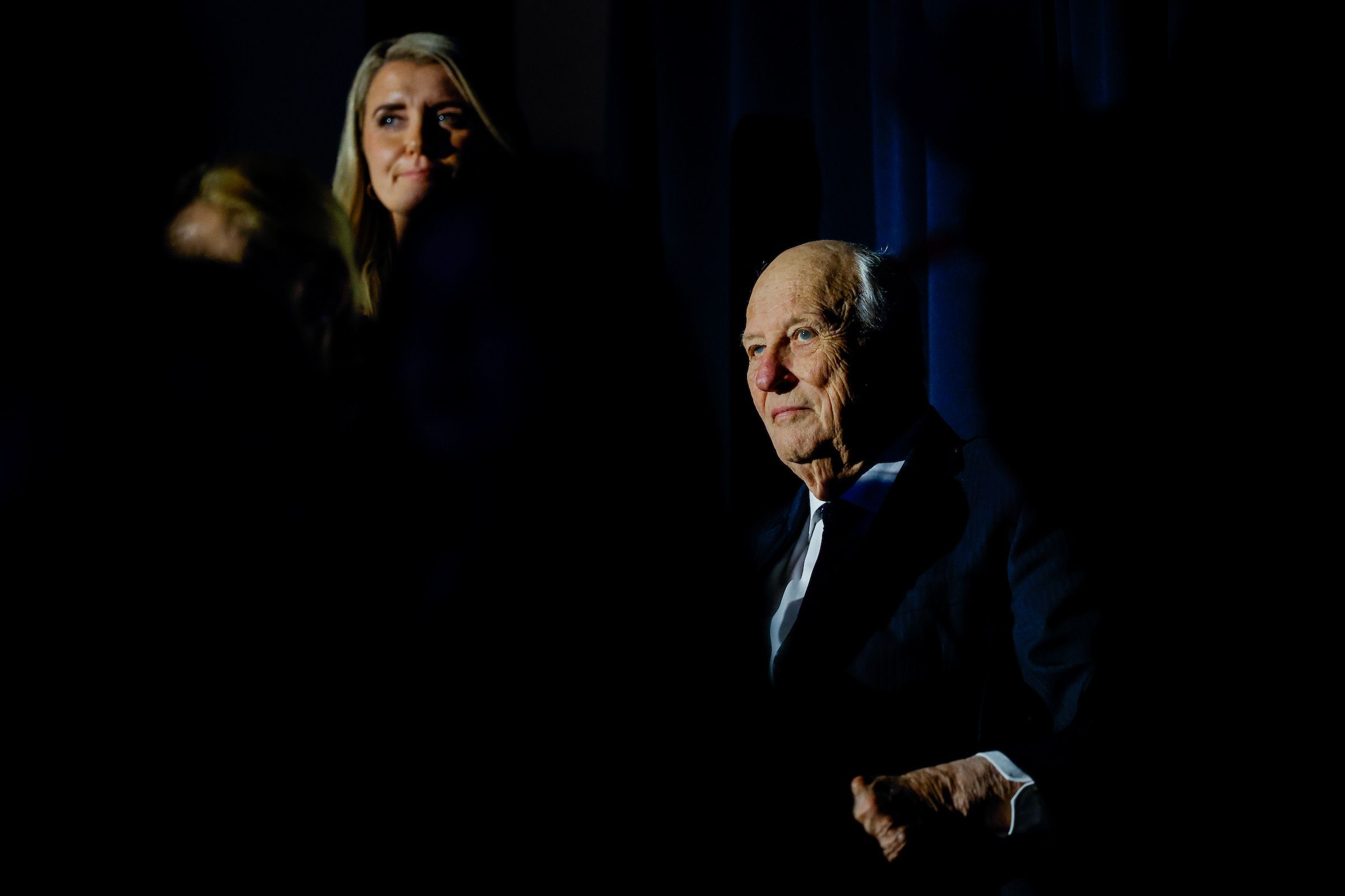 Kongen på tribunen under kampen. 