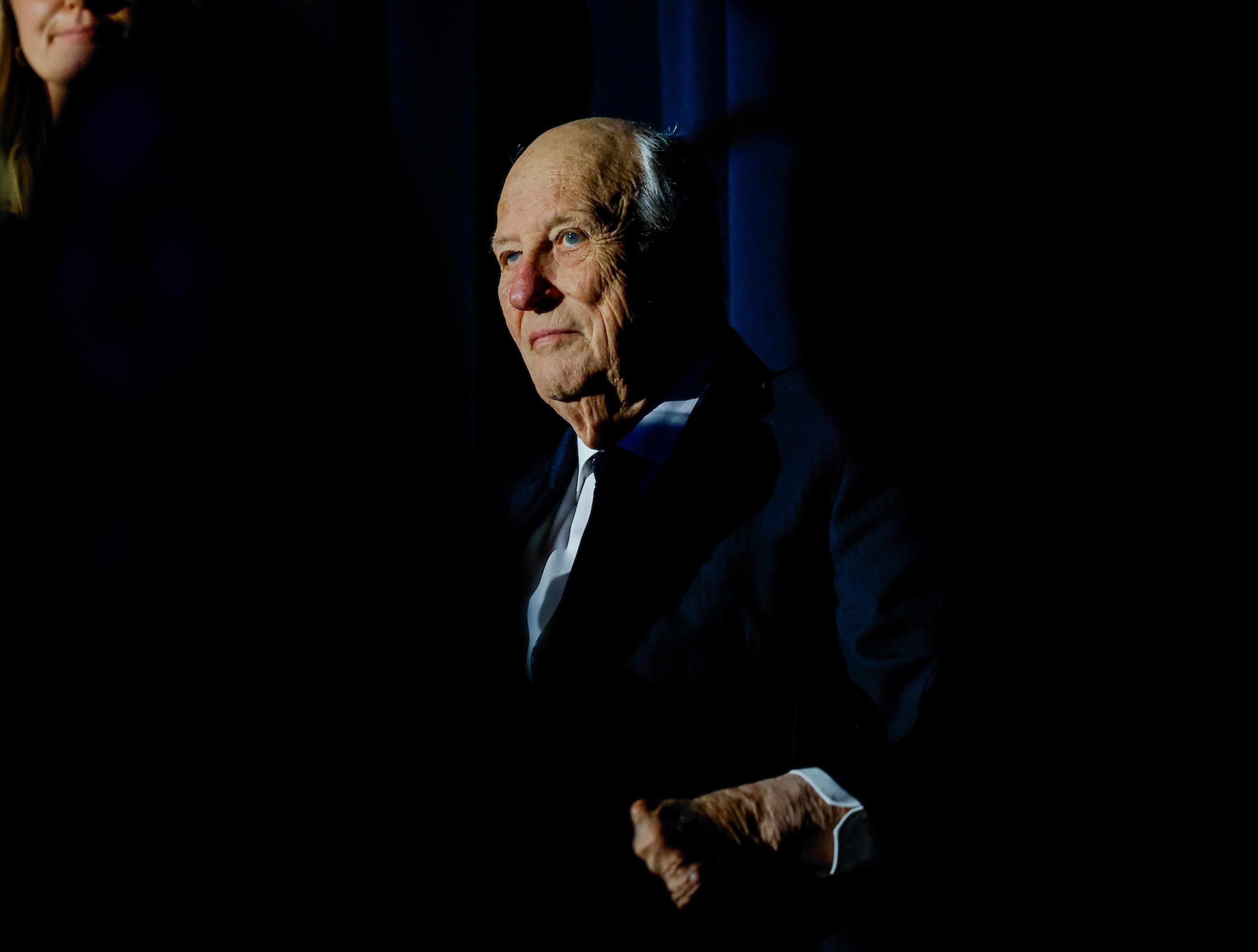 Kongen på tribunen under kampen.