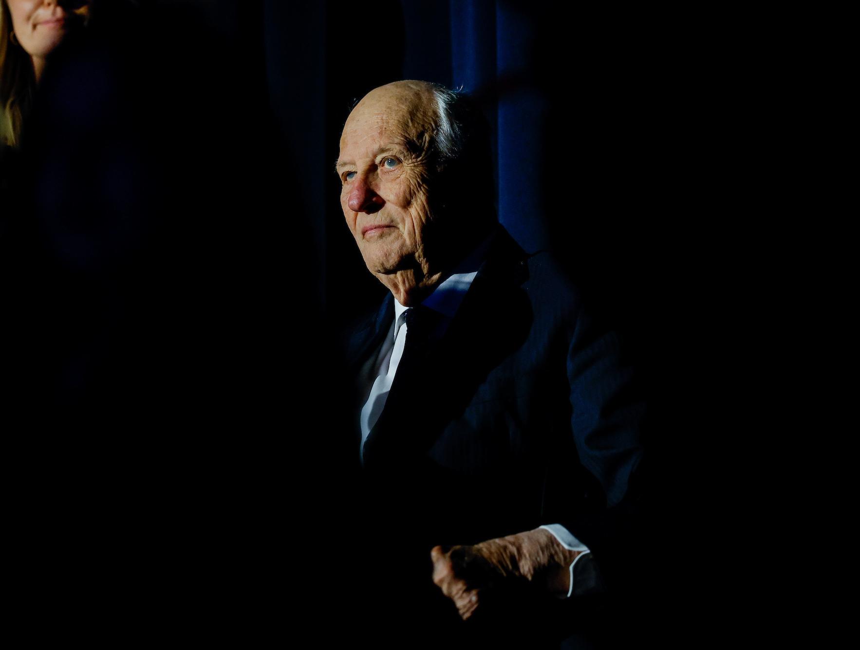 Kongen på tribunen under kampen.