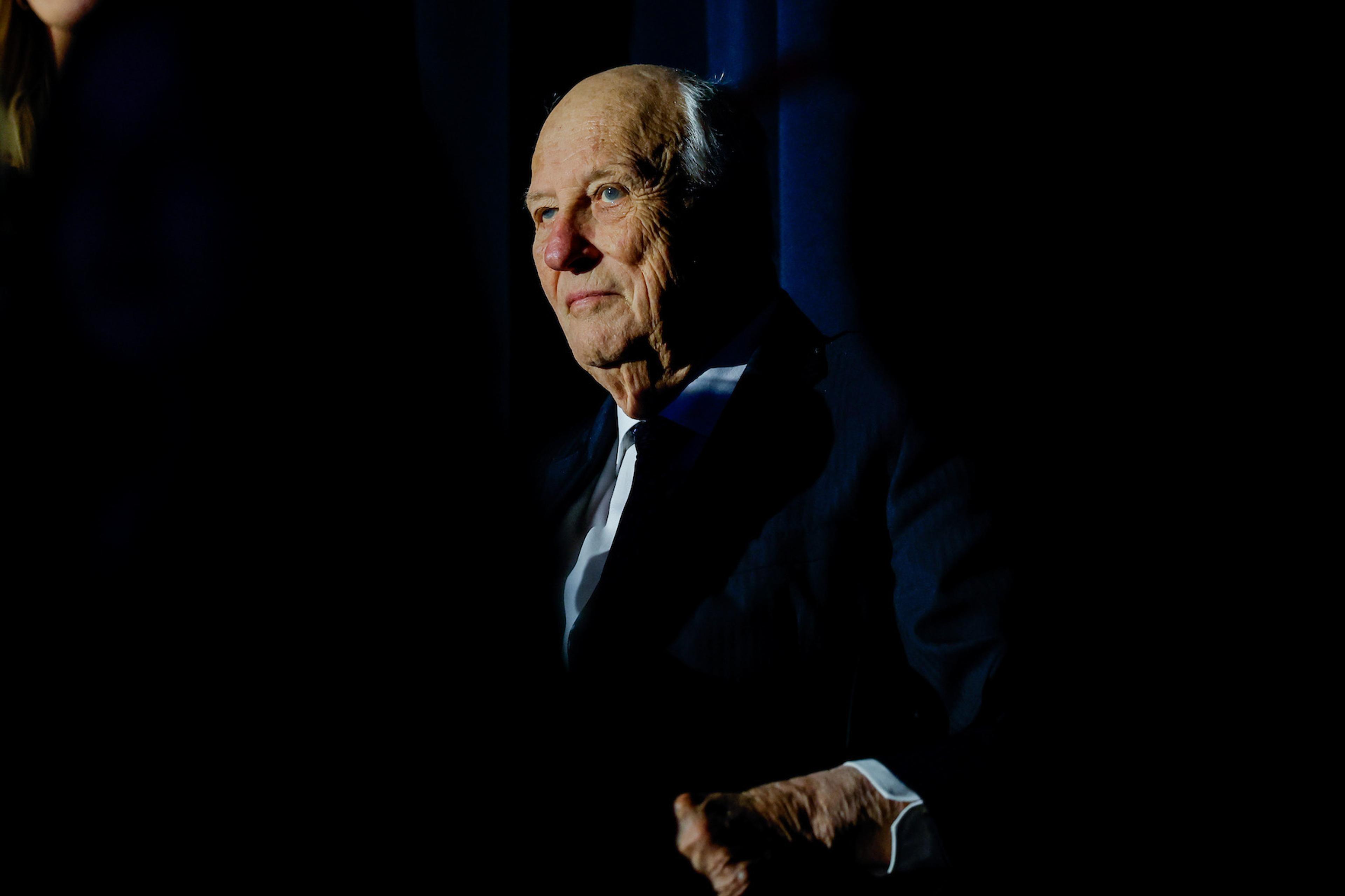 Kongen på tribunen under kampen.