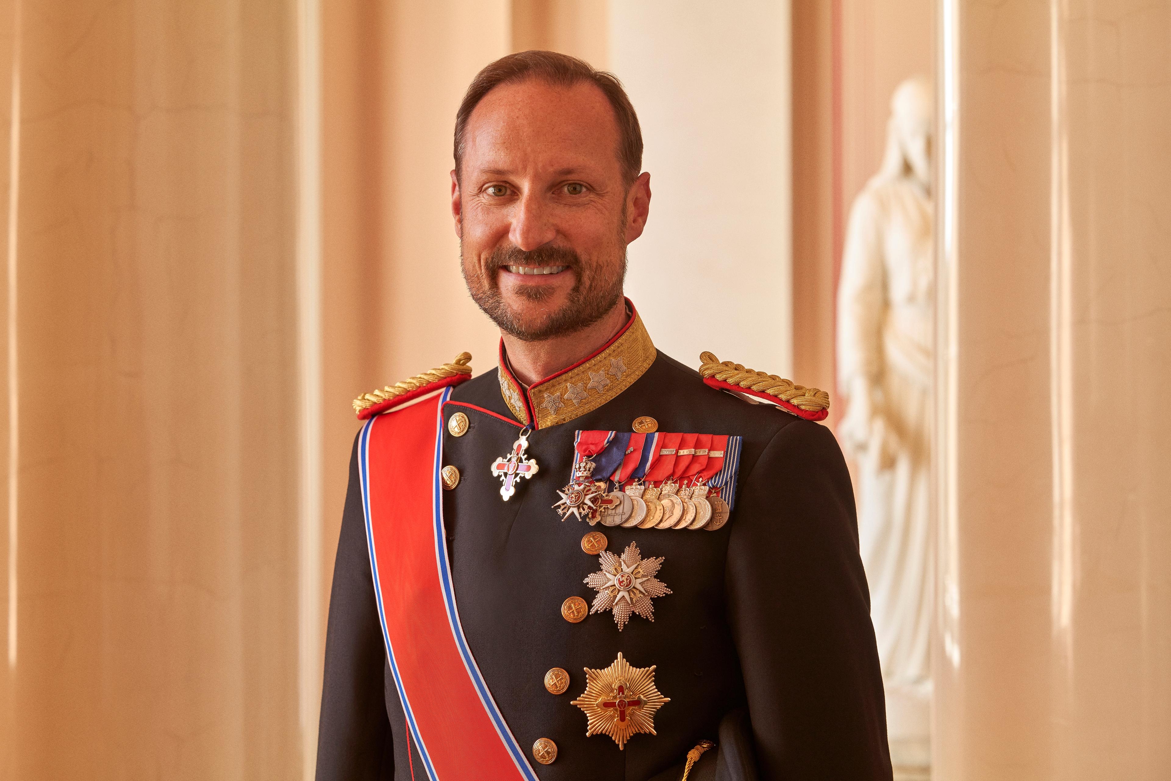 Portrett av Kronprins Haakon - brystbilde i galla.