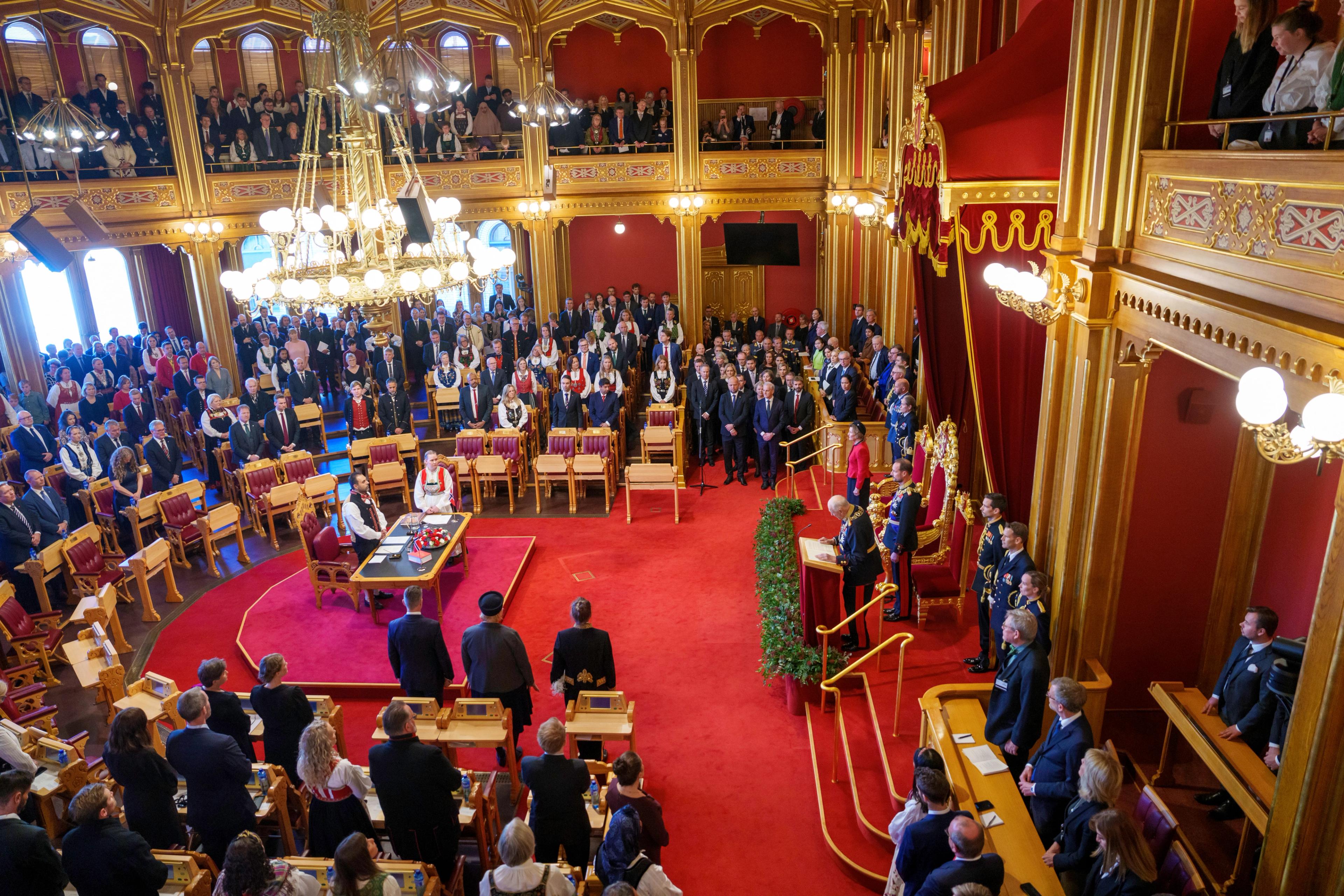 Alle til stede i Stortingssalen står under trontalen.