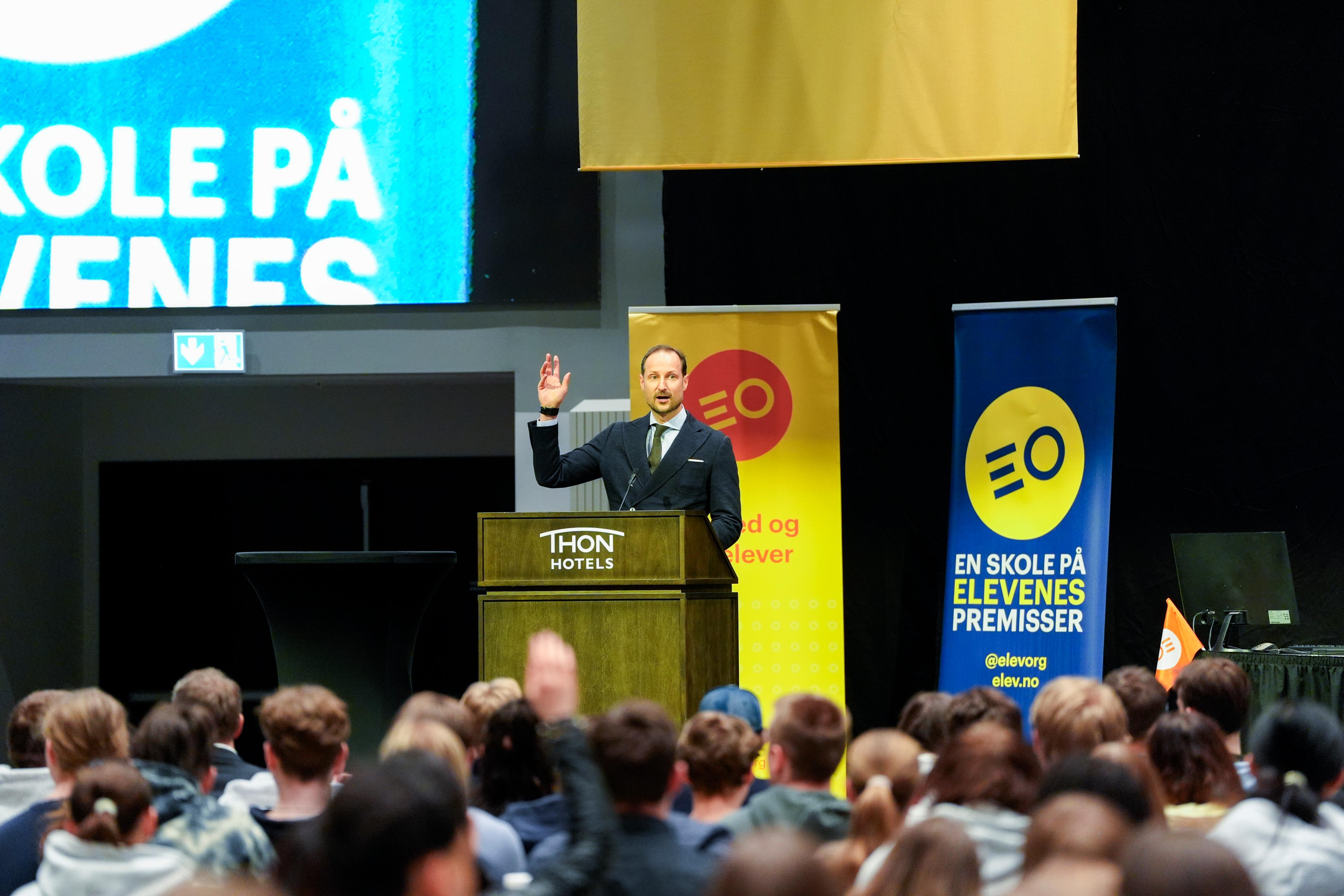 Kronprinsen på scena under talen.