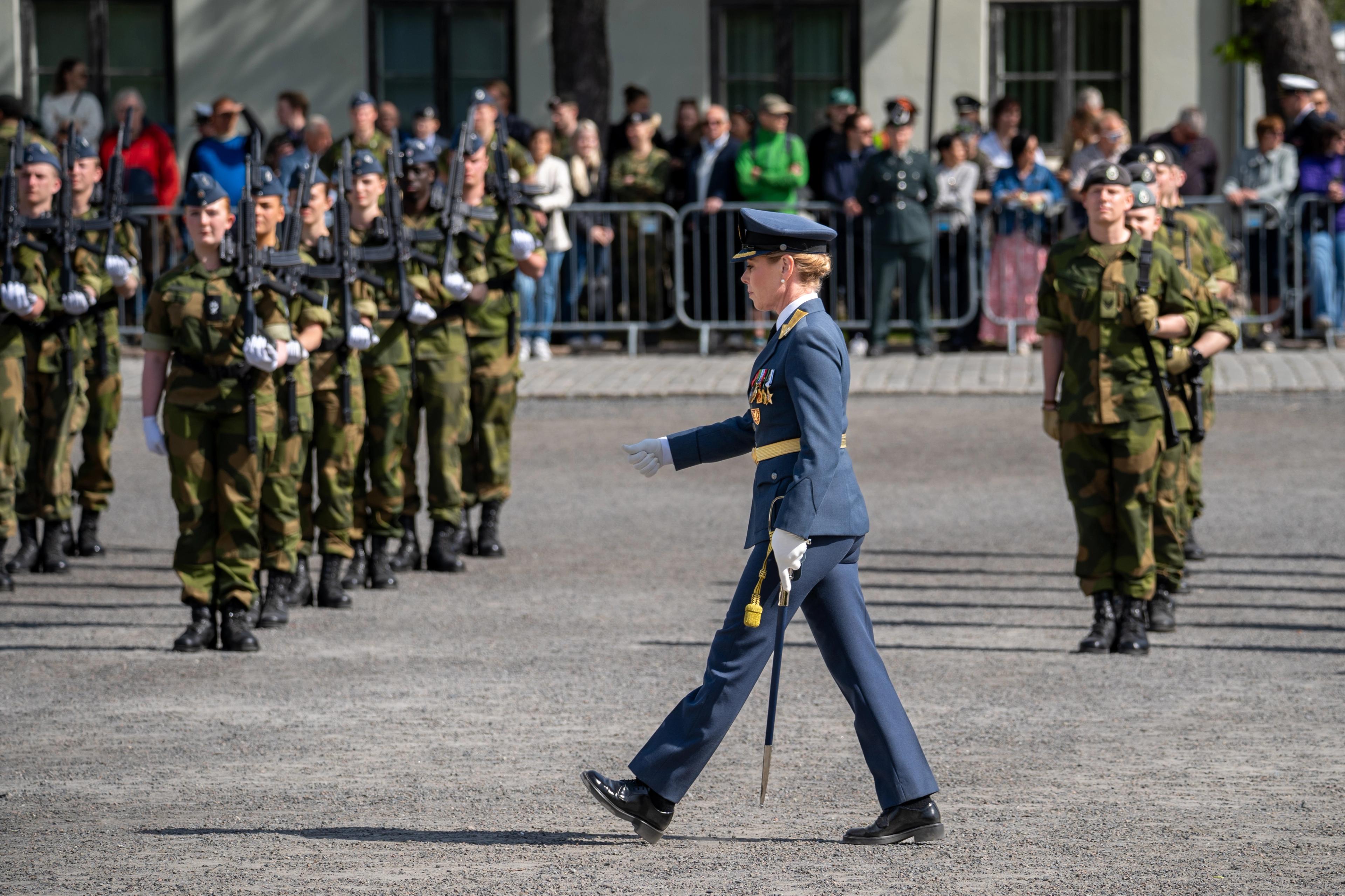 Gyda Ellefsplass Olssen går på grusplassen.