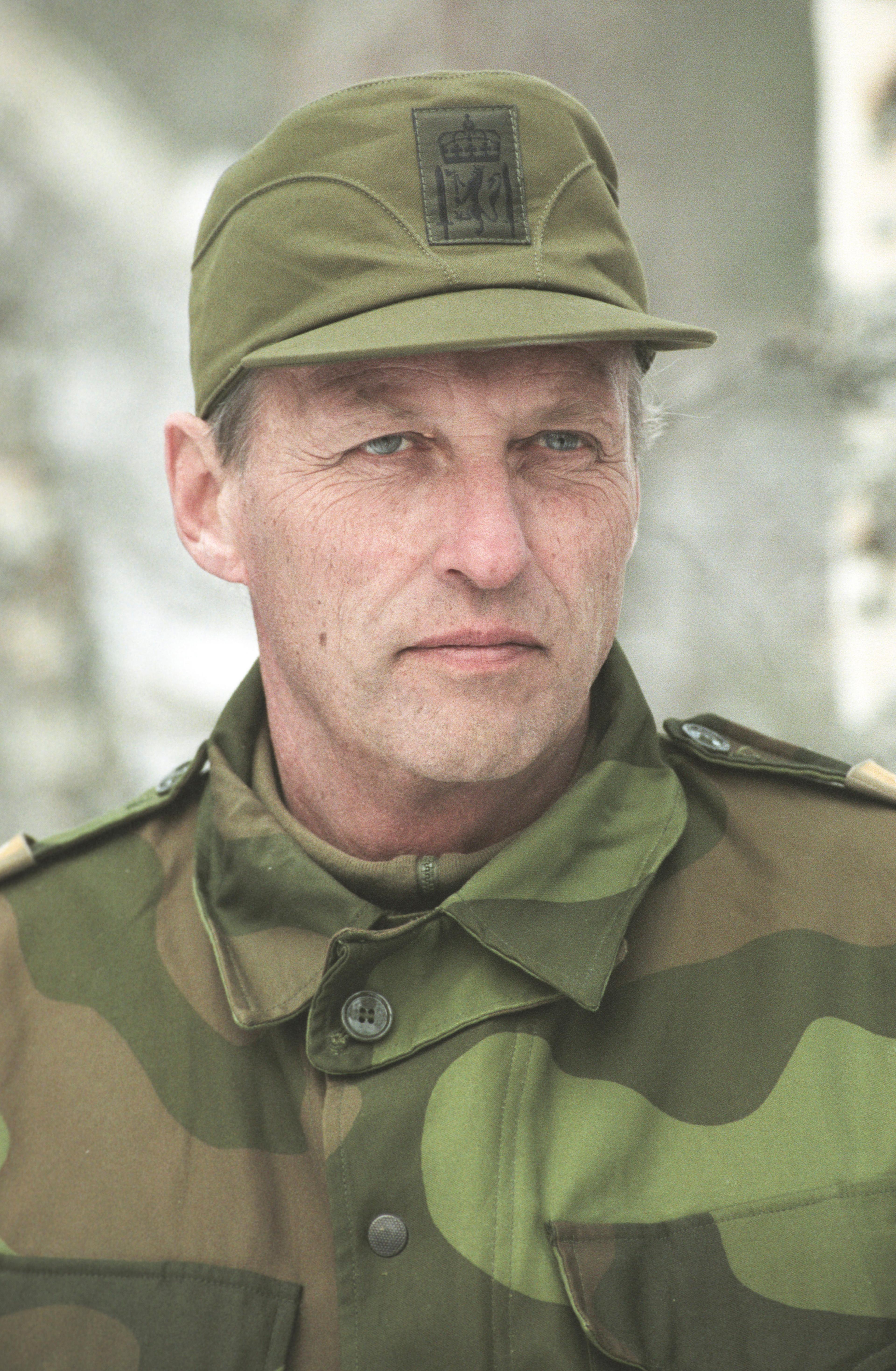 Portrett av Kong Harald iført feltuniform med feltlue med Hærens merke.
