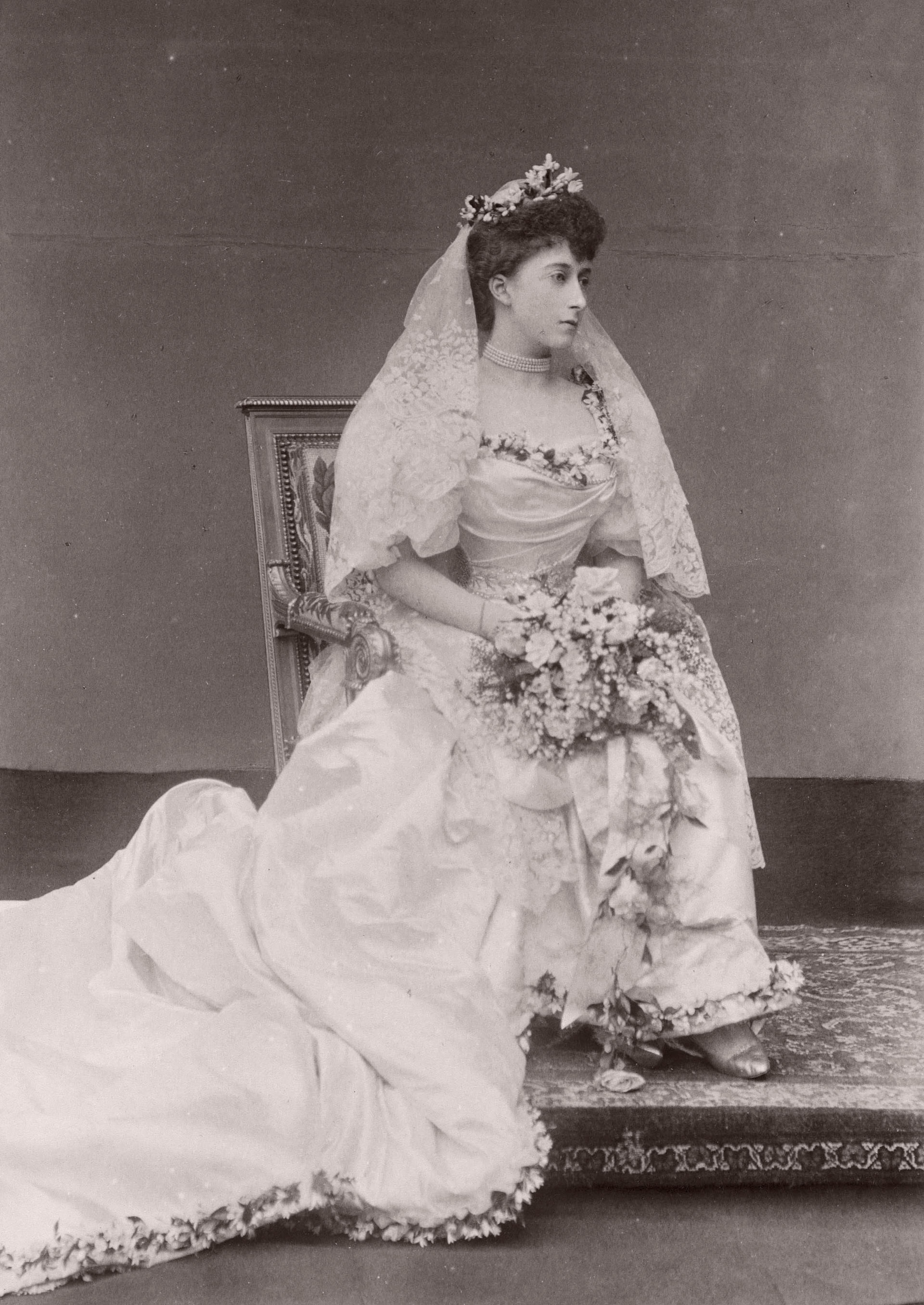 Bryllupsbilde av prinsesse Maud i brudekjole med slør og brudebukett.