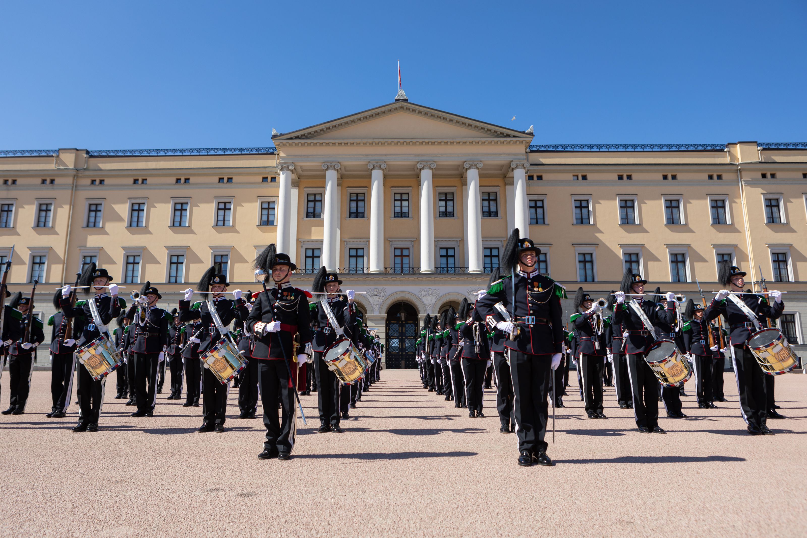 Gardister står oppført på rekker foran Slottet.