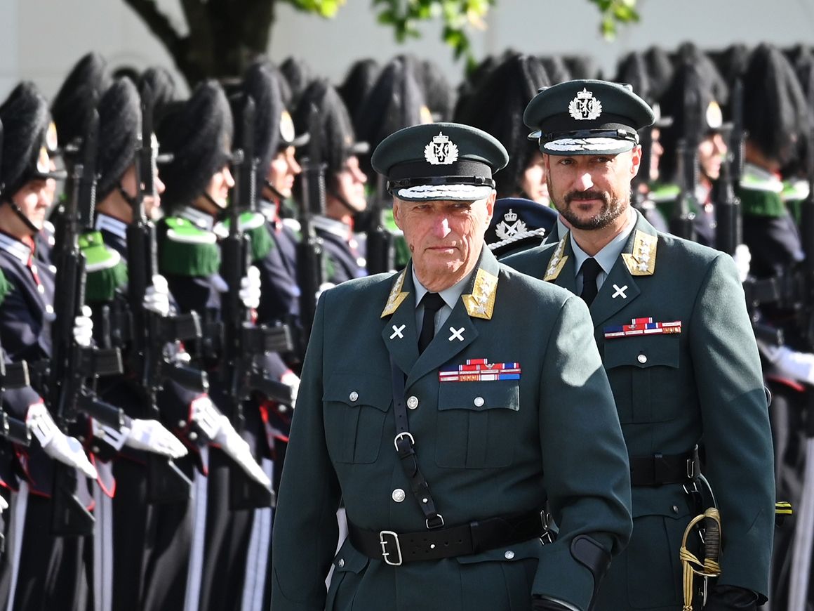 Kong Harald og Kronprins Haakon, begge i hærens uniform, går langs en rekke oppstilte soldater fra Hans Majestet Kongens Garde.