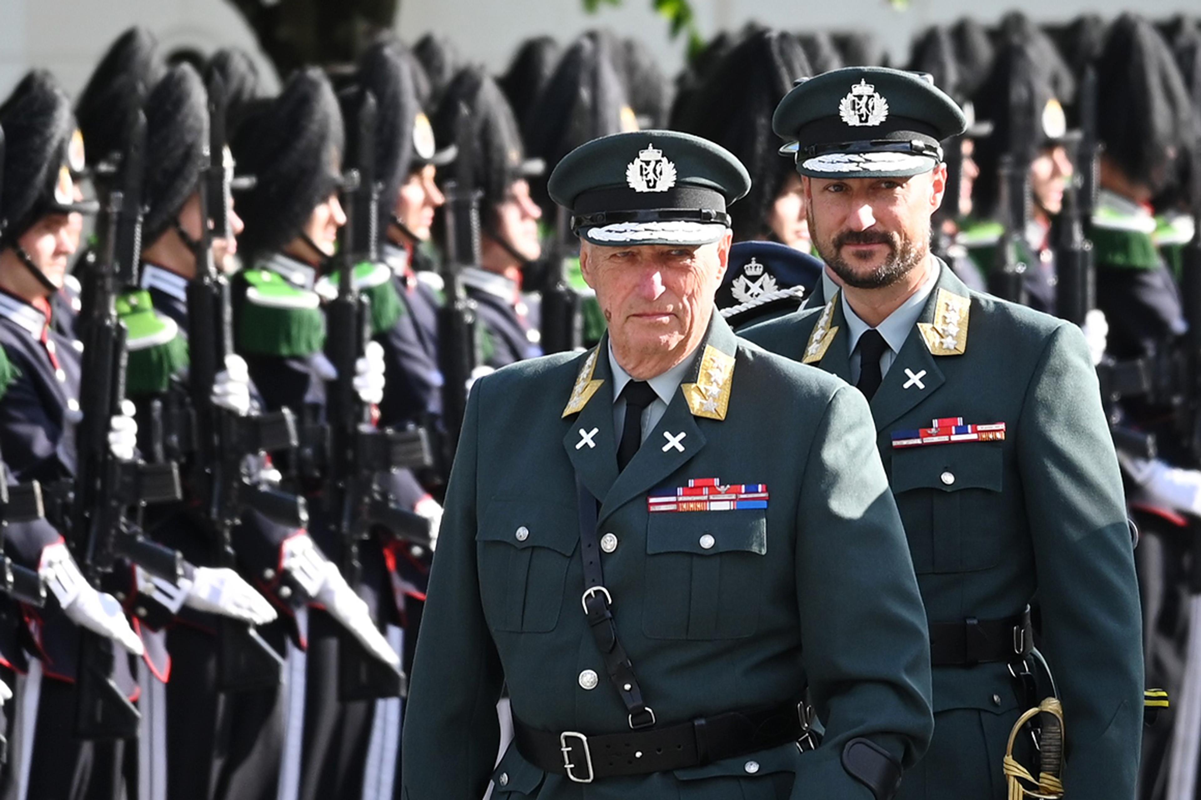 Kong Harald og Kronprins Haakon, begge i hærens uniform, går langs en rekke oppstilte soldater fra Hans Majestet Kongens Garde.