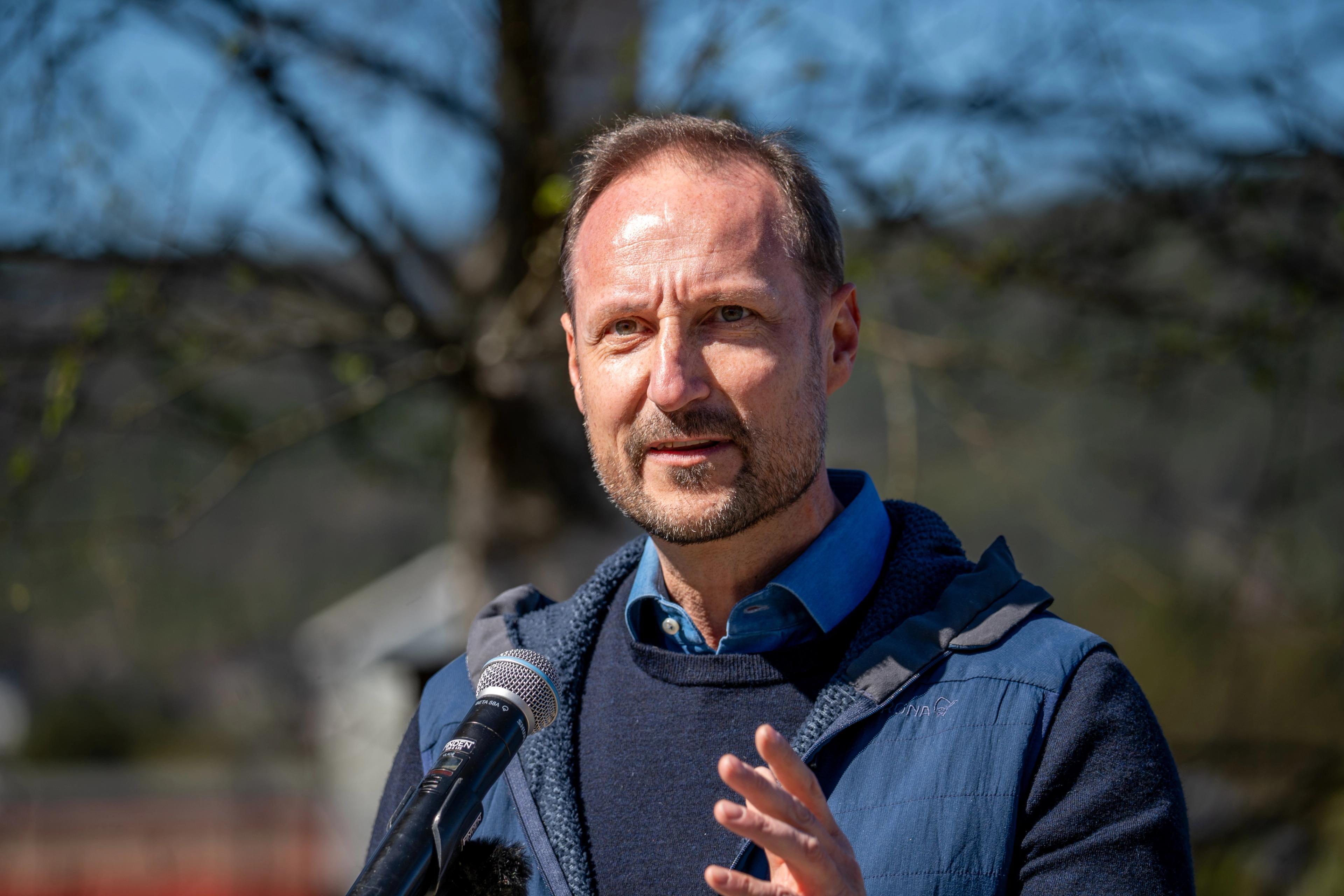 Tett på Kronprins Haakon under talen.