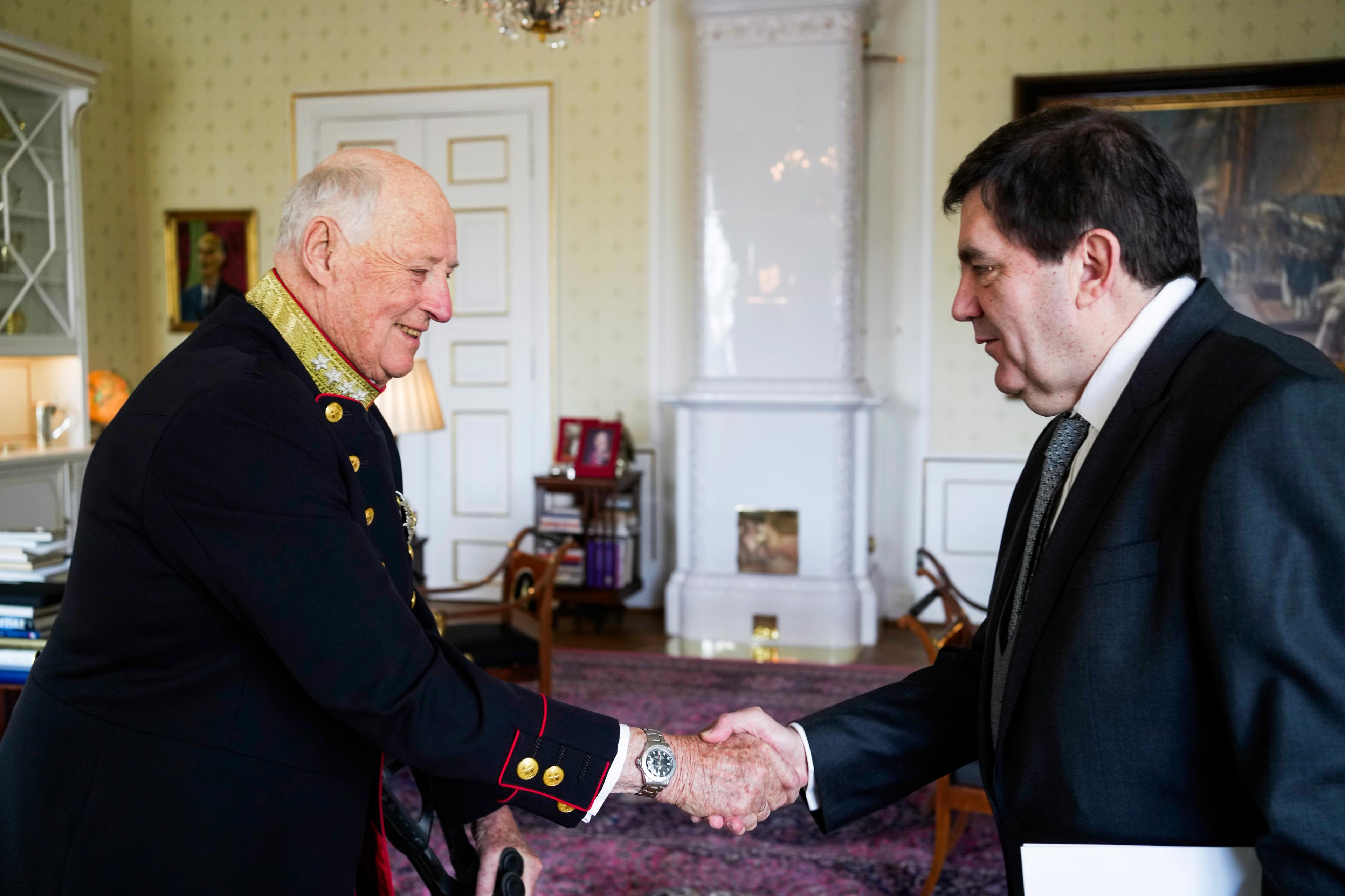 Kongen og ambassadøren håndhilser på Kongens kontor.