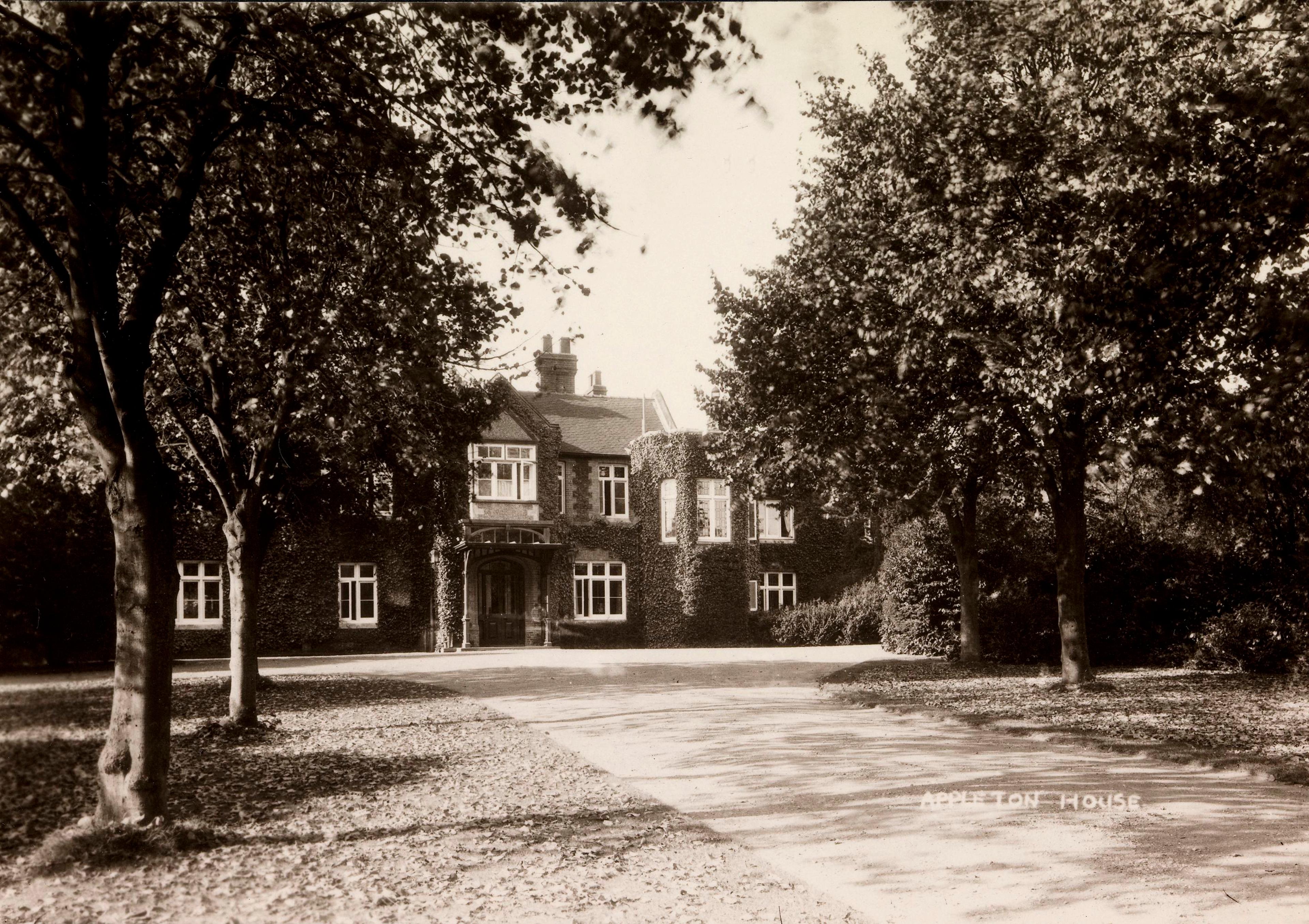 Husets fasade mot hagen.