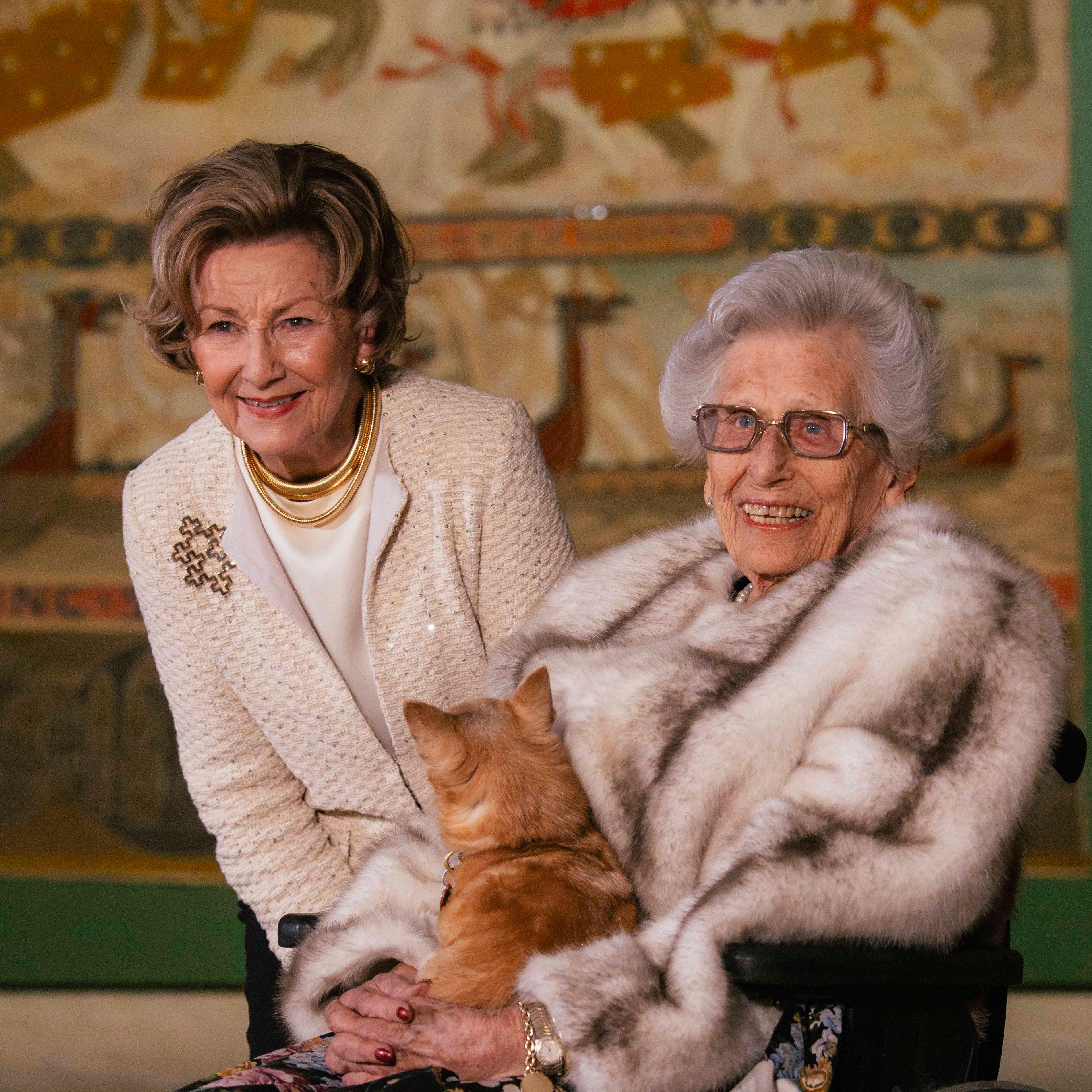 Dronning Sonja og Prinsesse Astrid med et av Riksteppene i bakgrunnen.