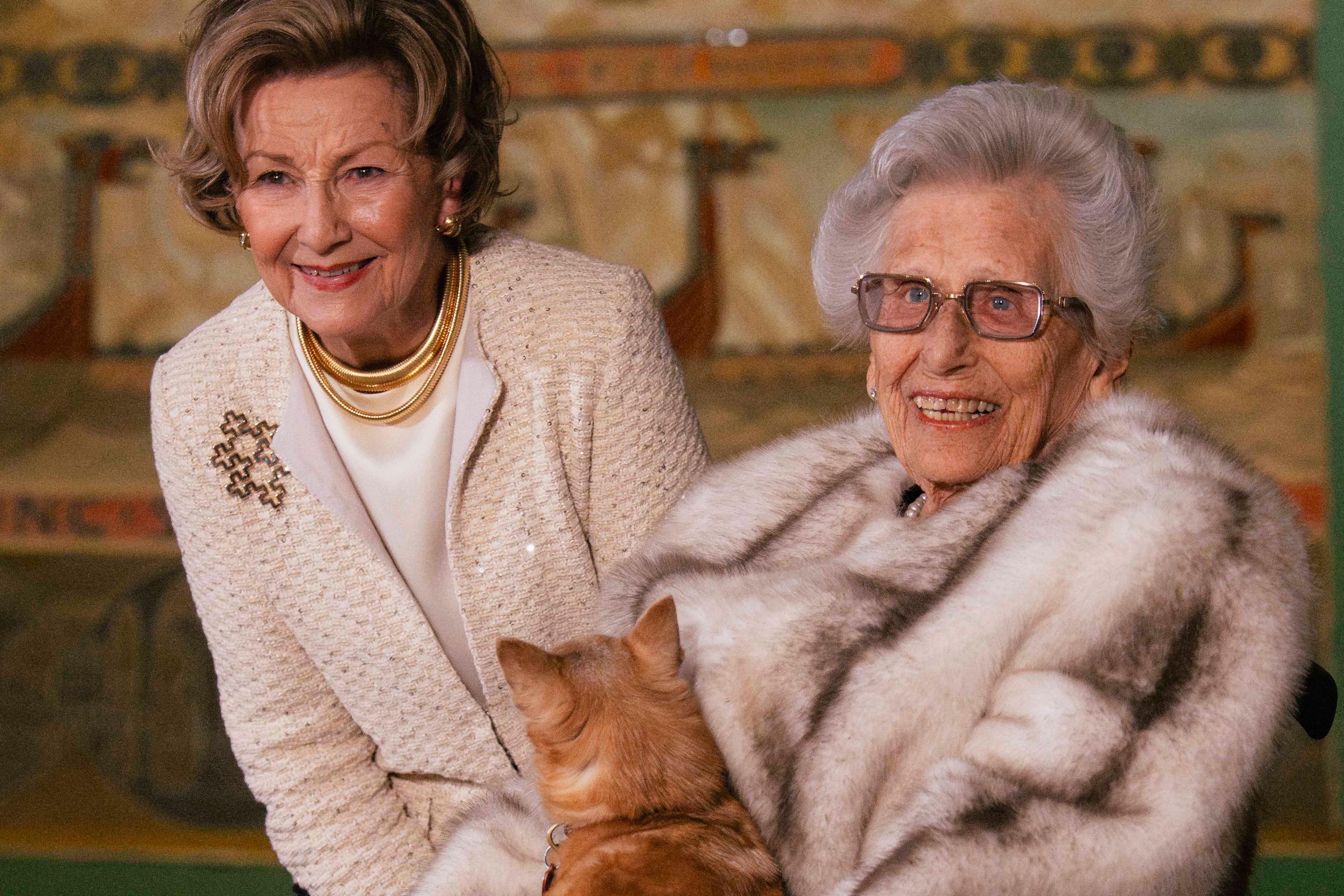 Dronning Sonja og Prinsesse Astrid med et av Riksteppene i bakgrunnen.