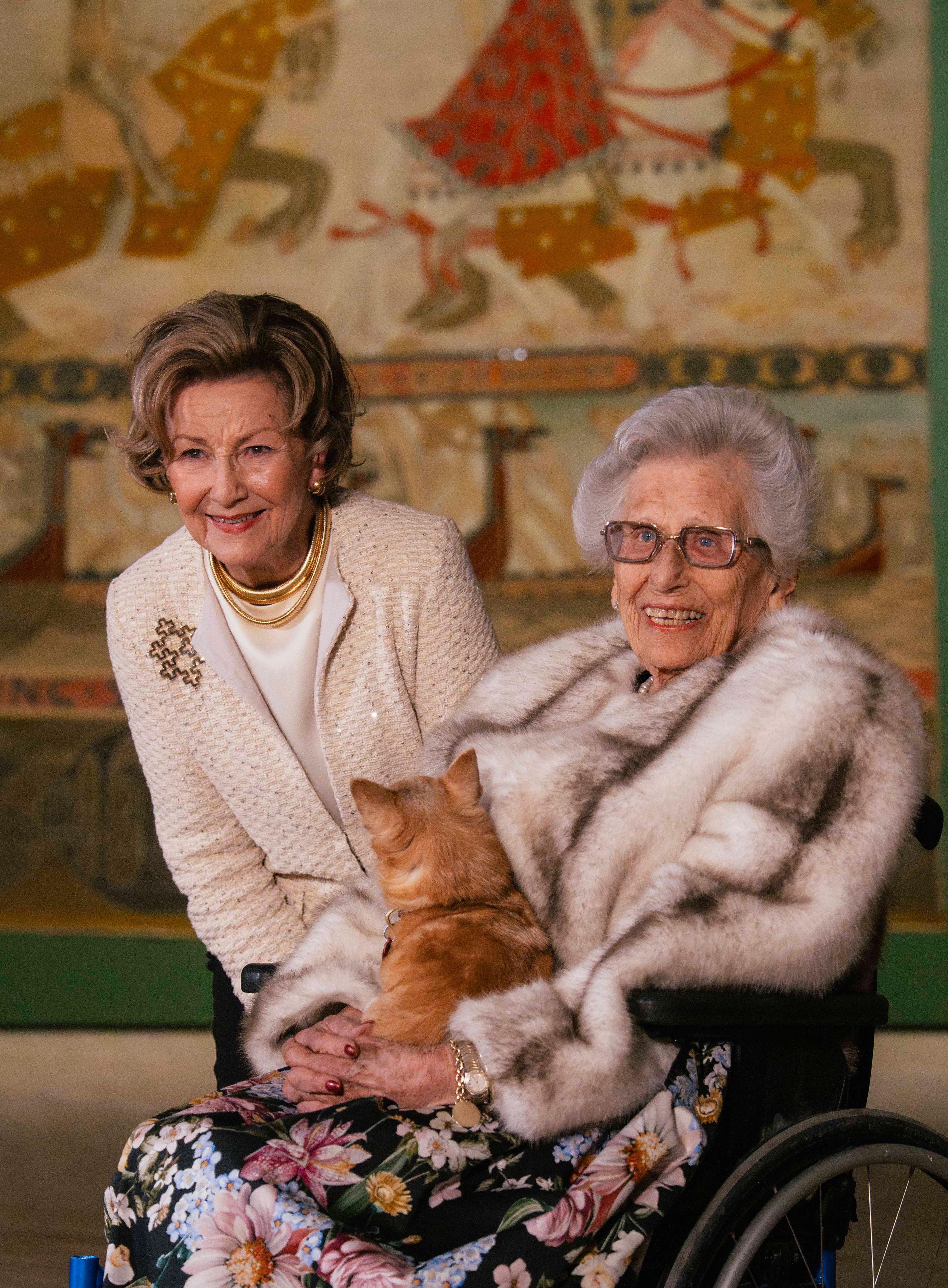 Dronning Sonja og Prinsesse Astrid med et av Riksteppene i bakgrunnen.