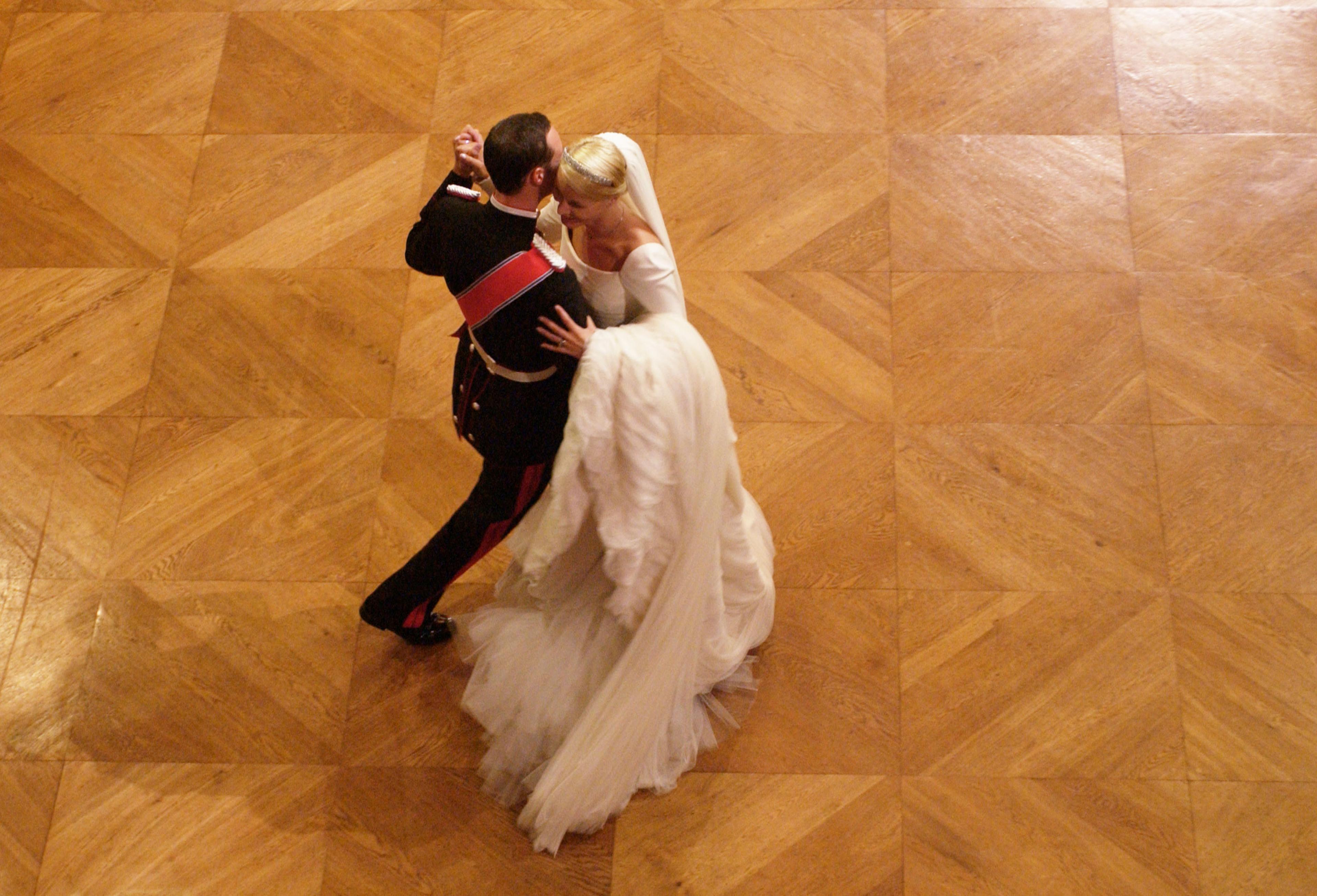 Kronprins Haakon i gallauniform og Kronprinsesse Mette-Marit i brudekjole danser i Store festsal.