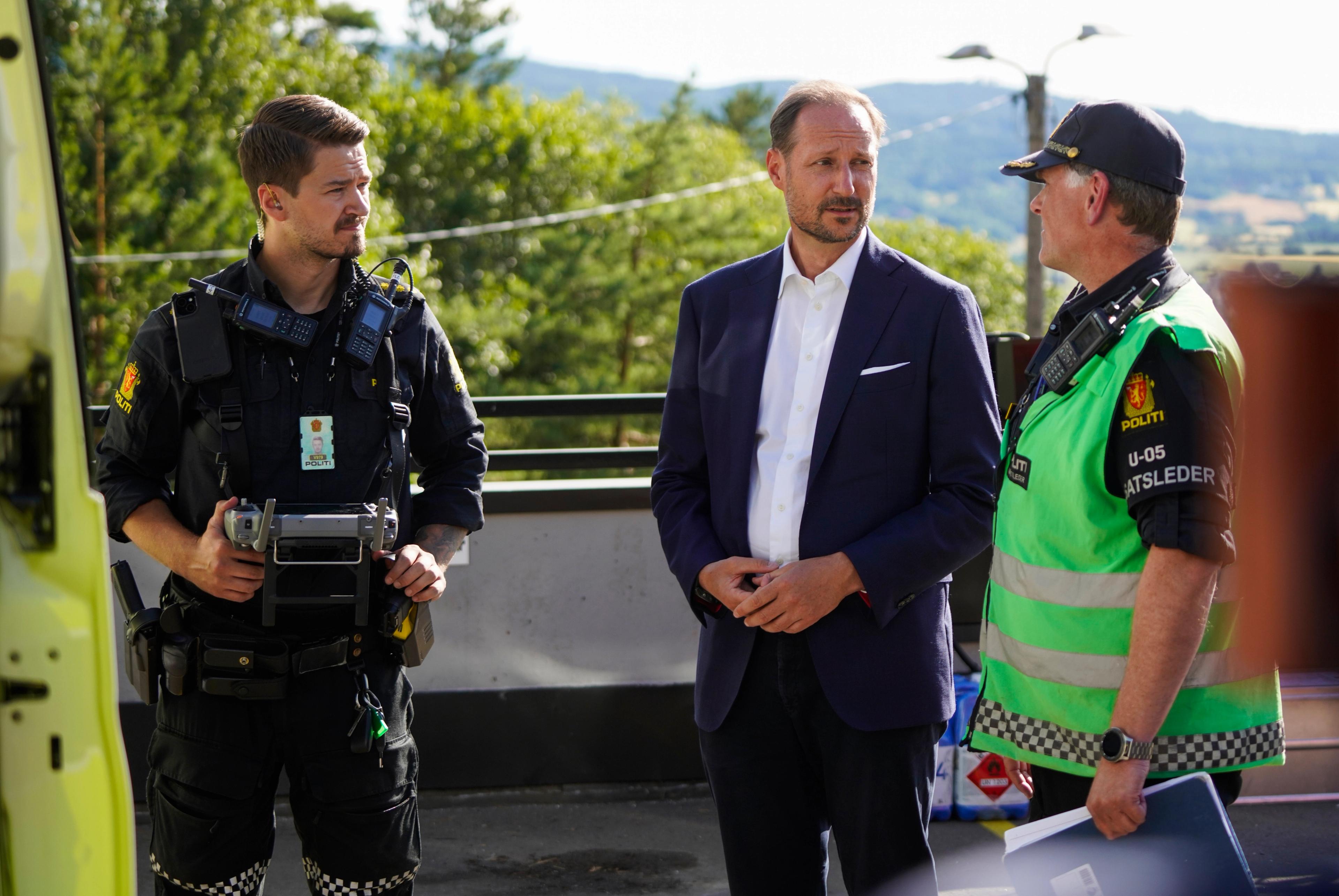 Kronprins Haakon i samtale med Politiet