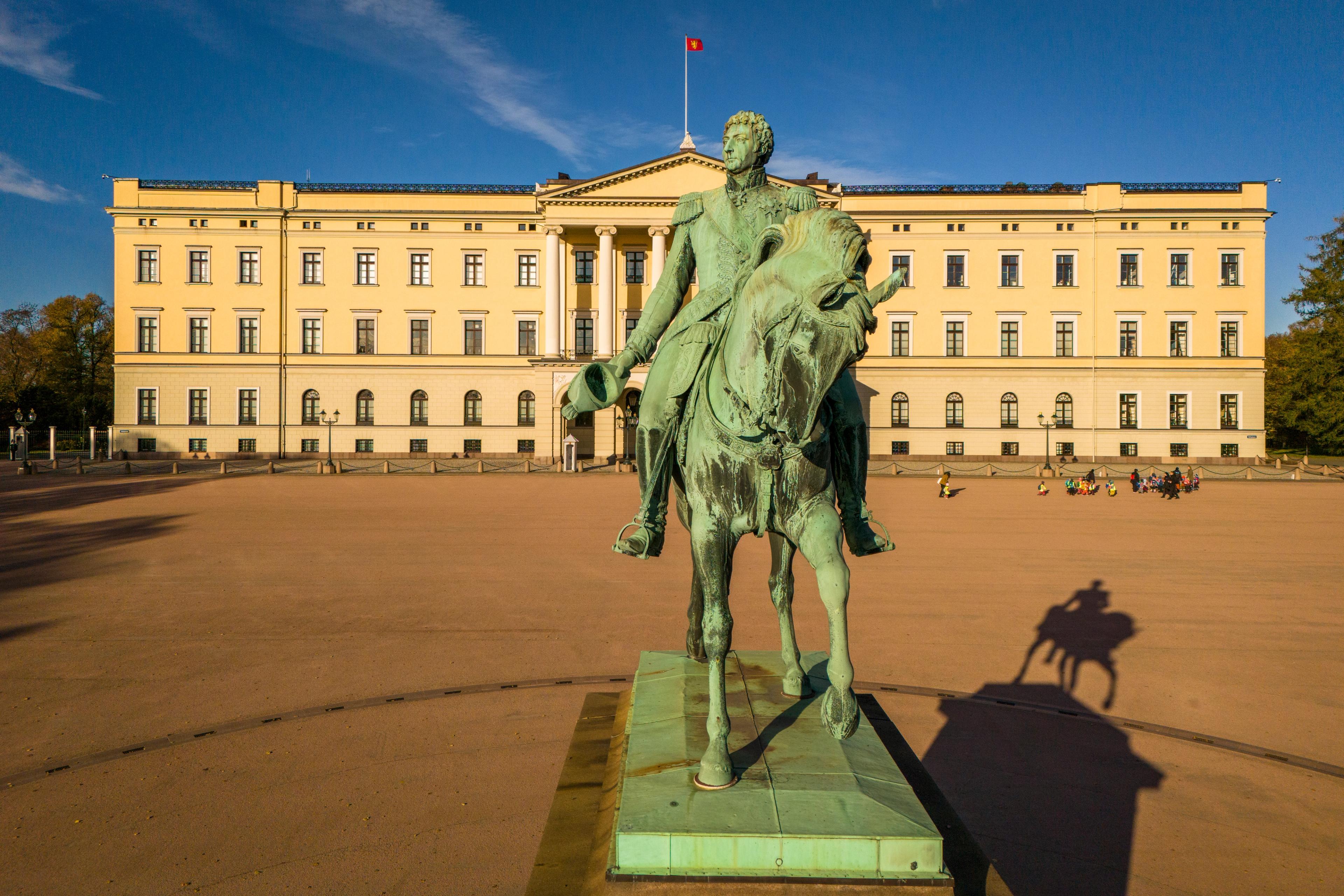 Statuen av Carl Johan sett rett forfra med Slottet i bakgrunnen - muliggjort på grunn av drone.