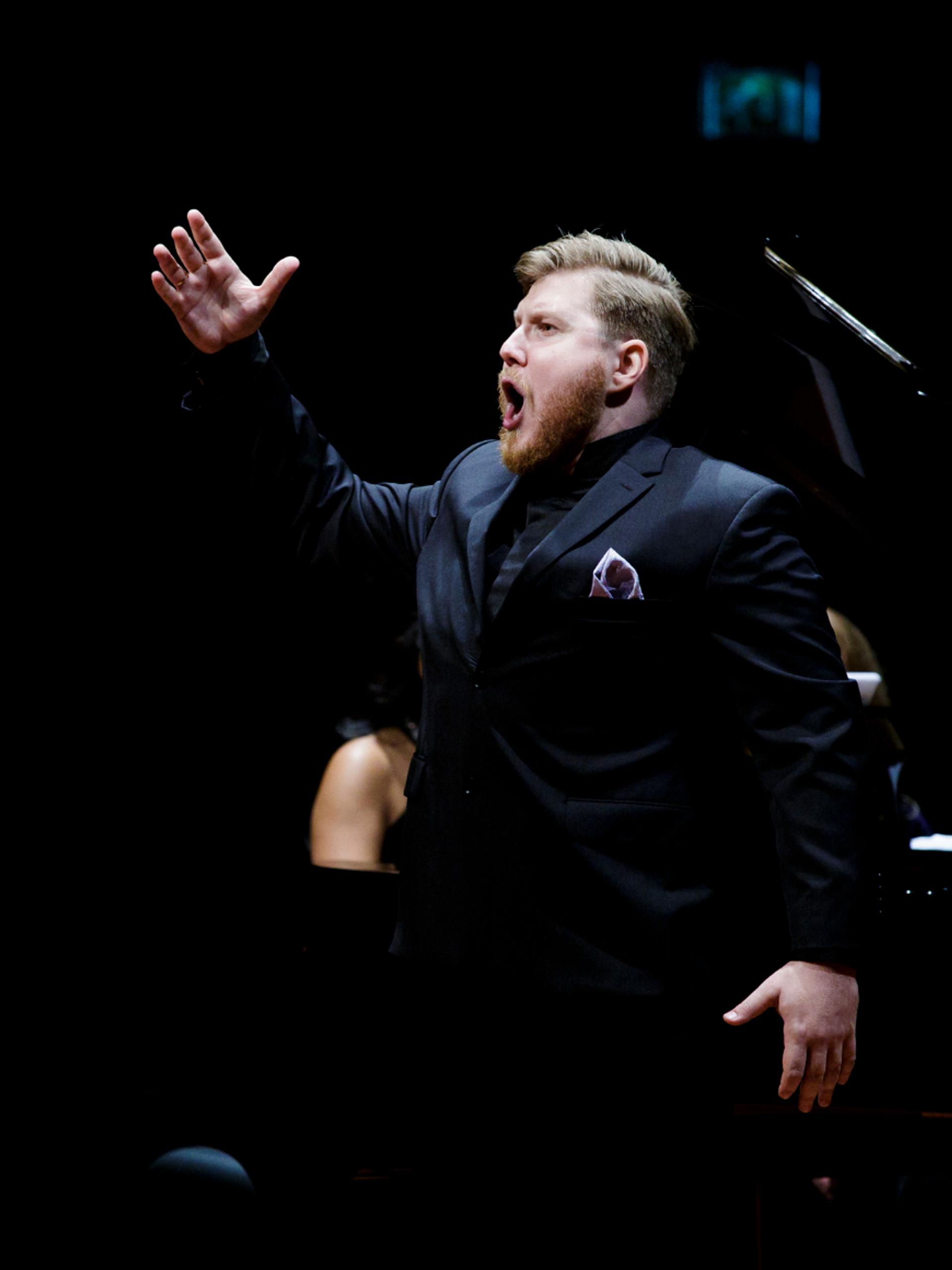 Sergey Kaydalov under fremførelsen på scenen.