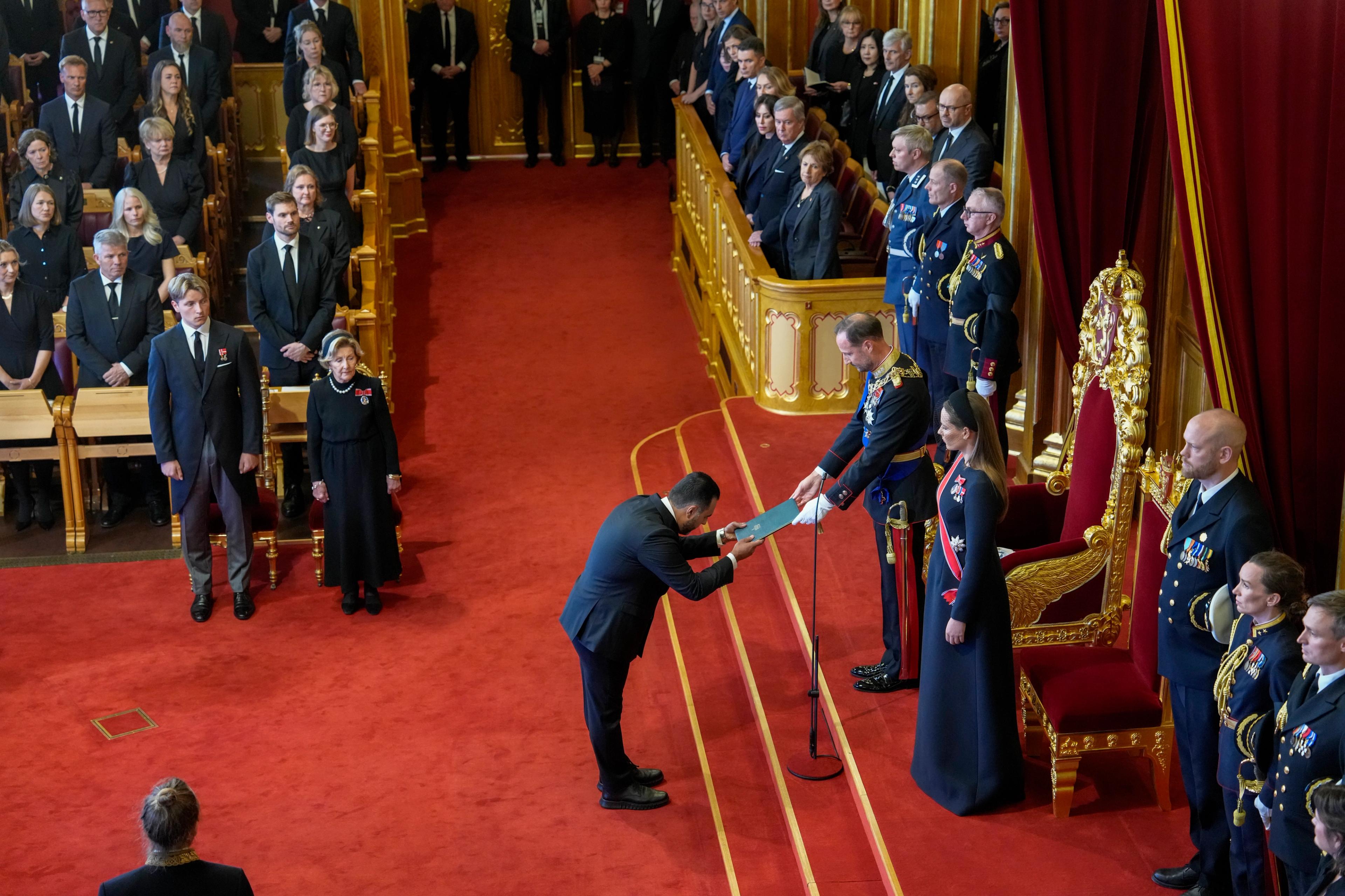 Kong Harald overrekker mappen til stortingspresidenten, som bukker.