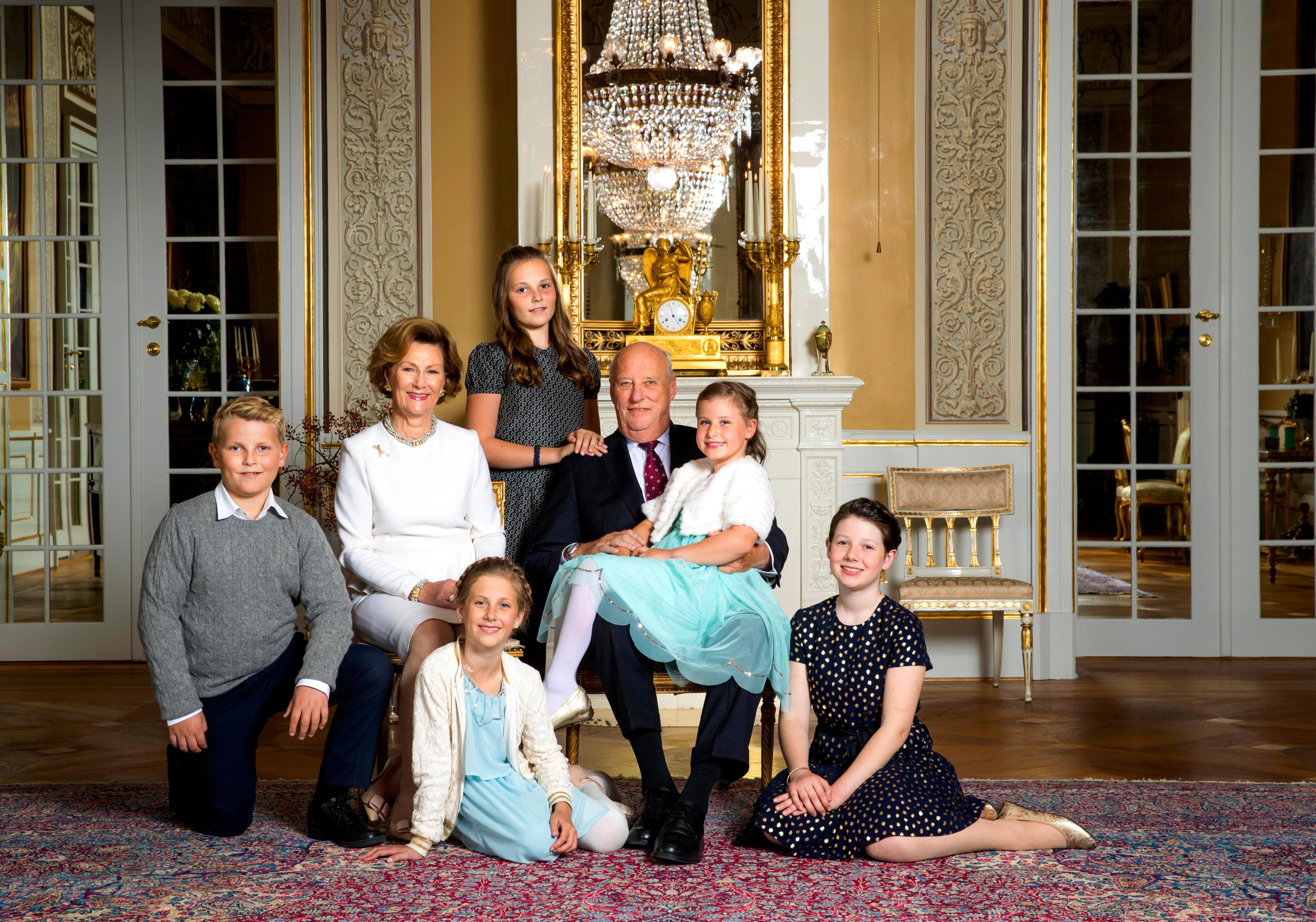 Kongen og Dronningen omkranset av barnebarna Prins Sverre Magnus, Prinsesse Ingrid Aexandra, Maud Angelica og Leah Isadora. Emma Tallulah sitter på Kongens fang.