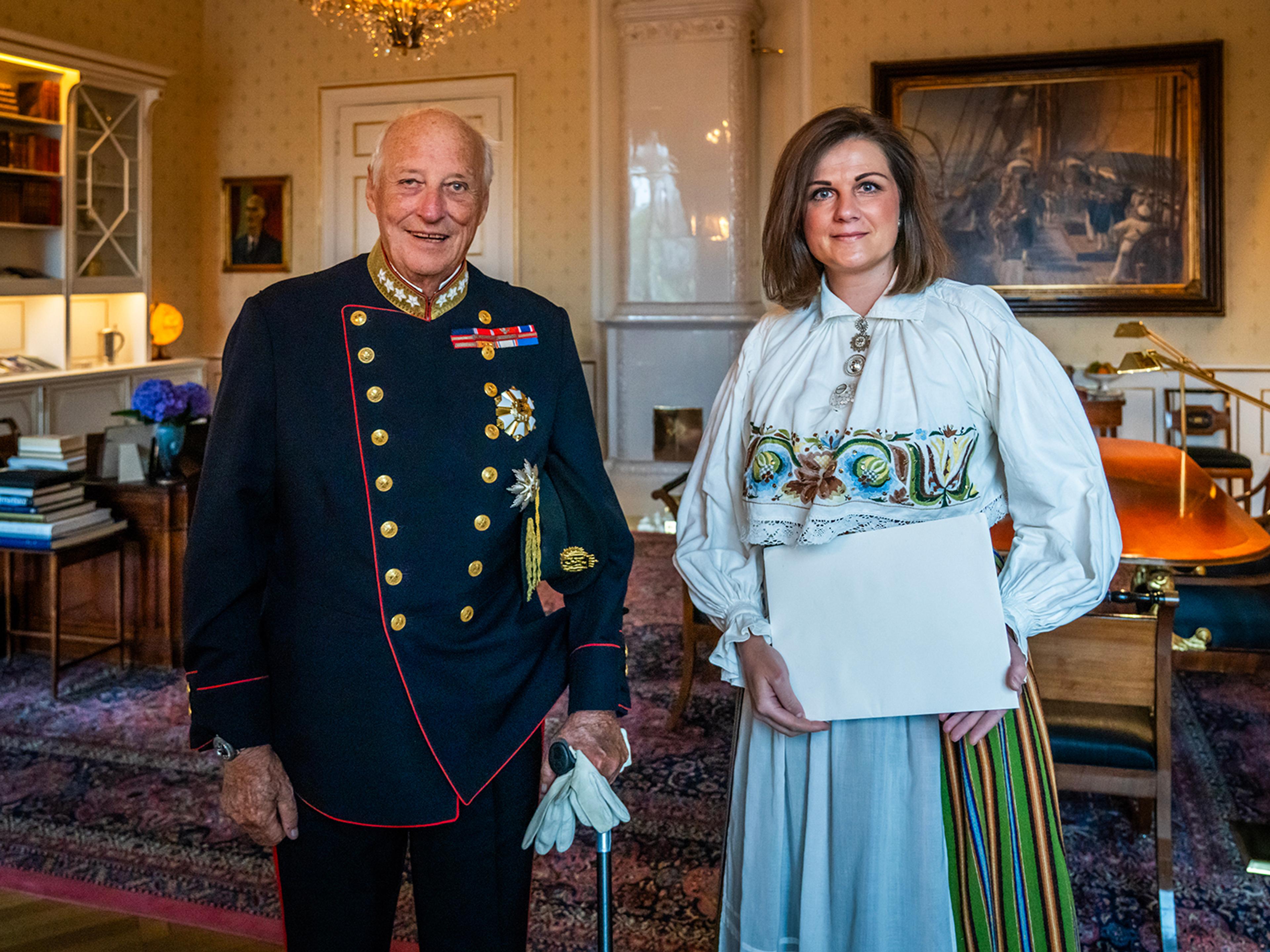 Kongen og ambassadøren står smilende sammen på Kongens kontor. Ambassadøren holder sine akkreditiver i hendene.