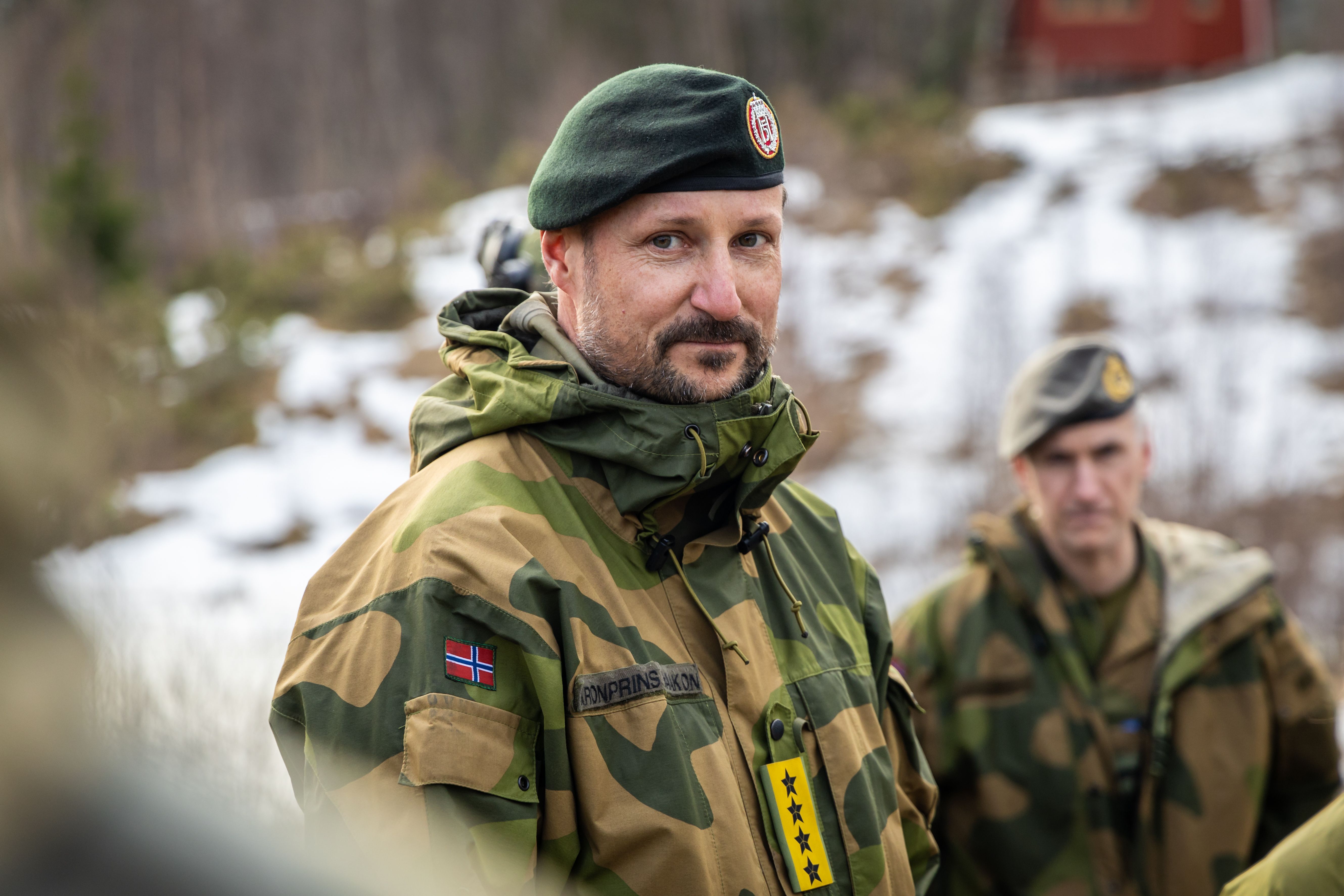 Kronprins Haakon i feltuniform vinterstid.