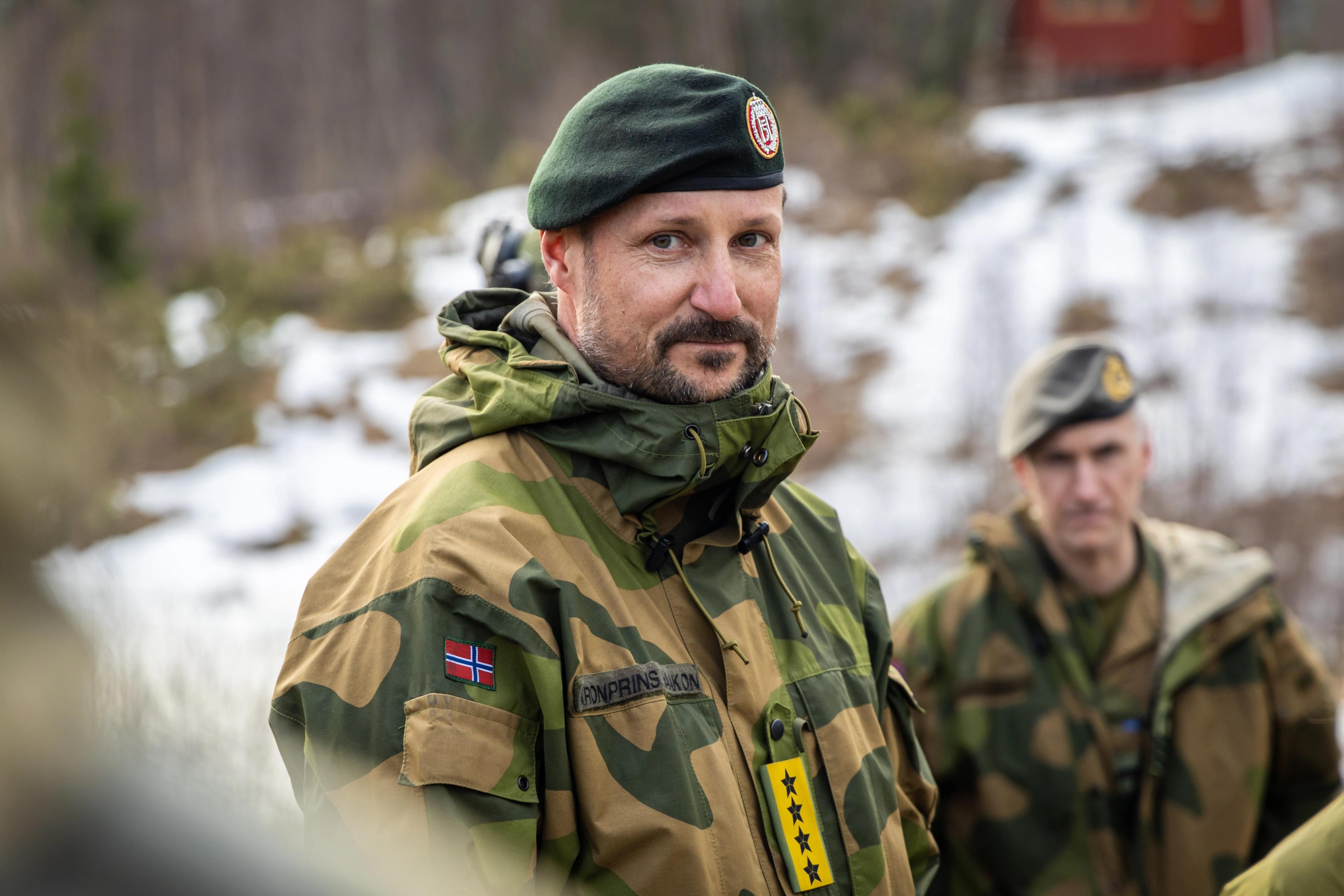 Kronprins Haakon i feltuniform vinterstid.