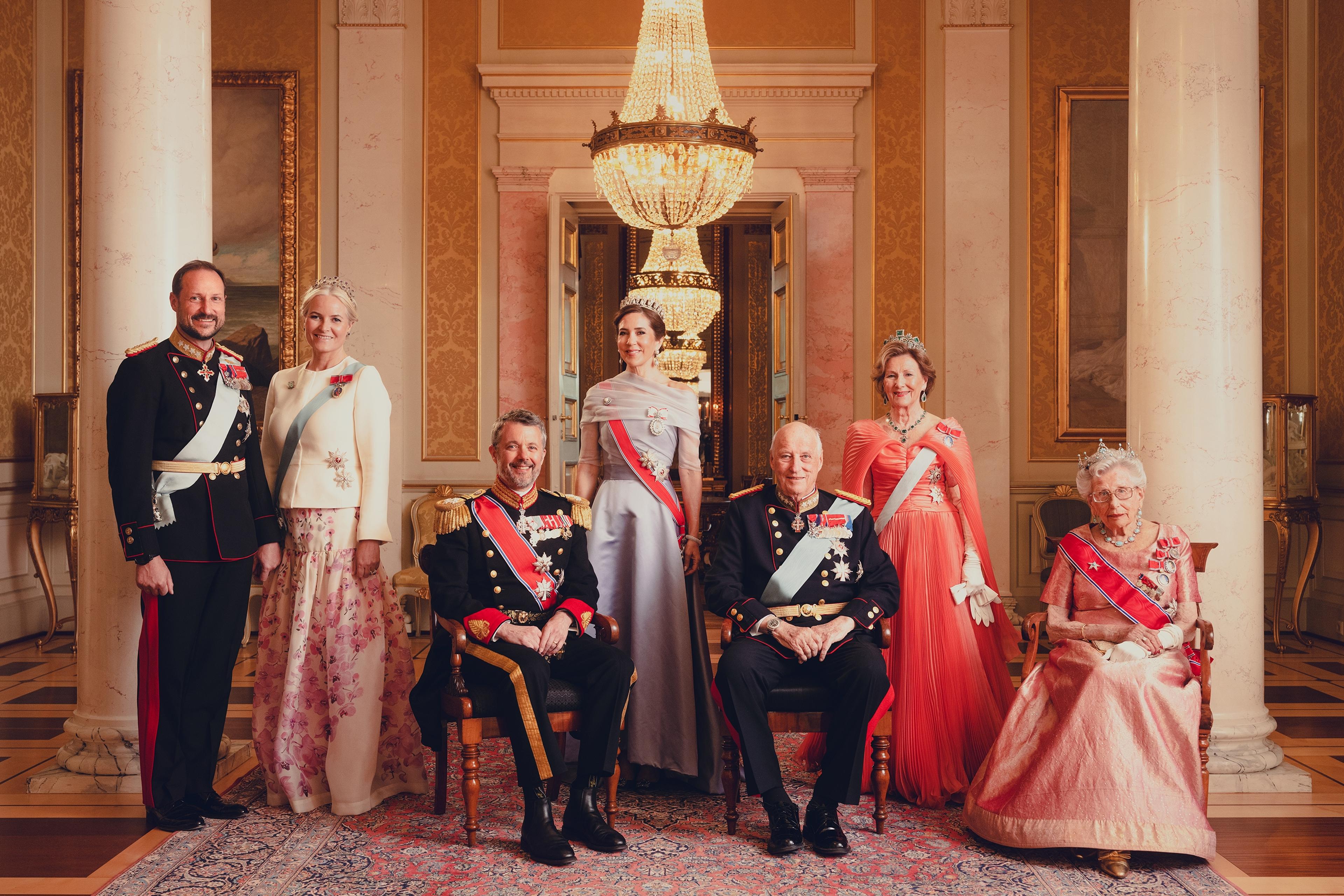 Vertskap og gjester i galla med ordensbånd og dekorasjoner. Herrene i uniform, damene i side kjoler.