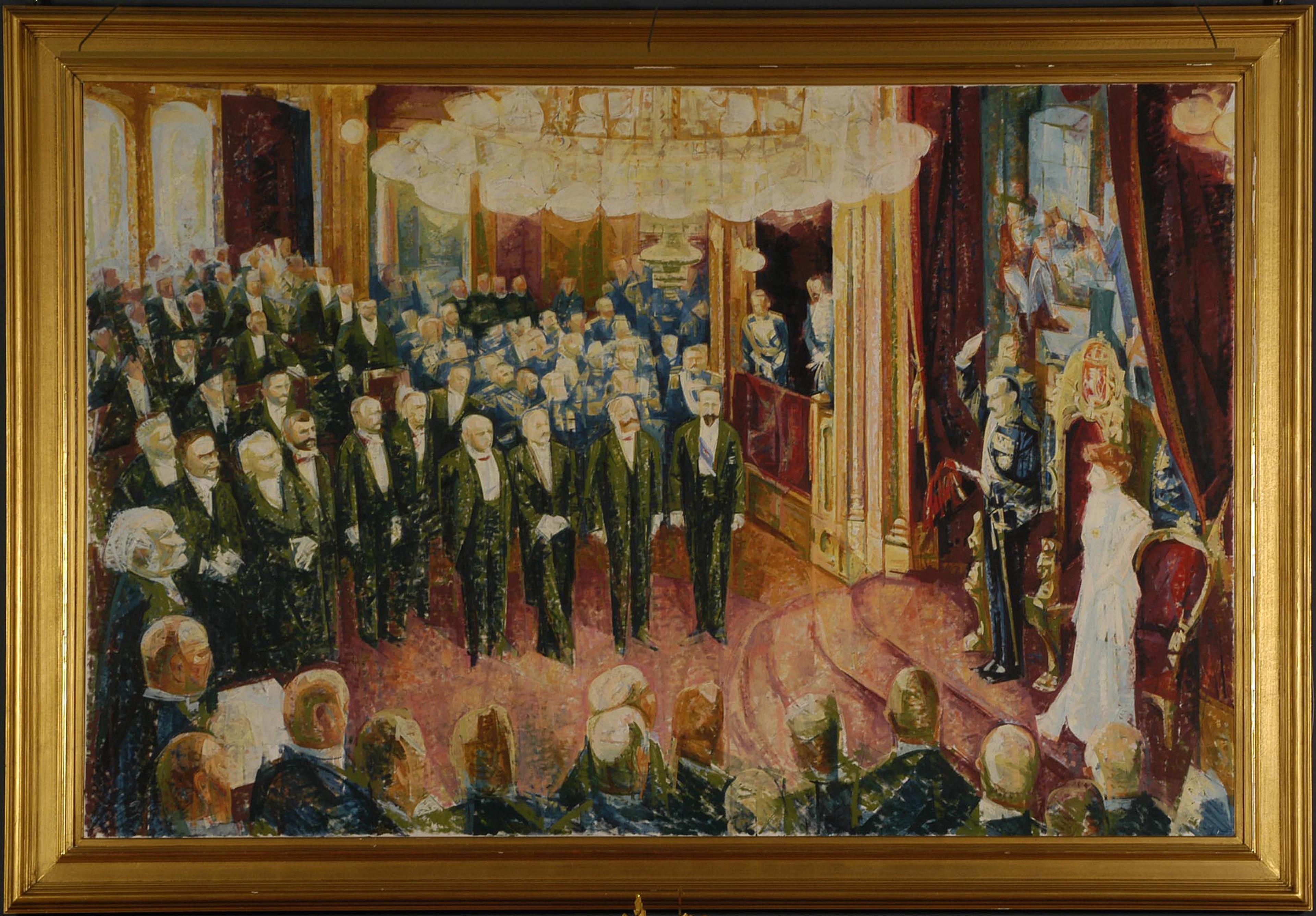 Kong Haakon står med hånden løftet ved siden av Dronning Maud. De står på et podium med tronstoler bak seg. Foran står stortingsrepresentantene i en halvsirkel.