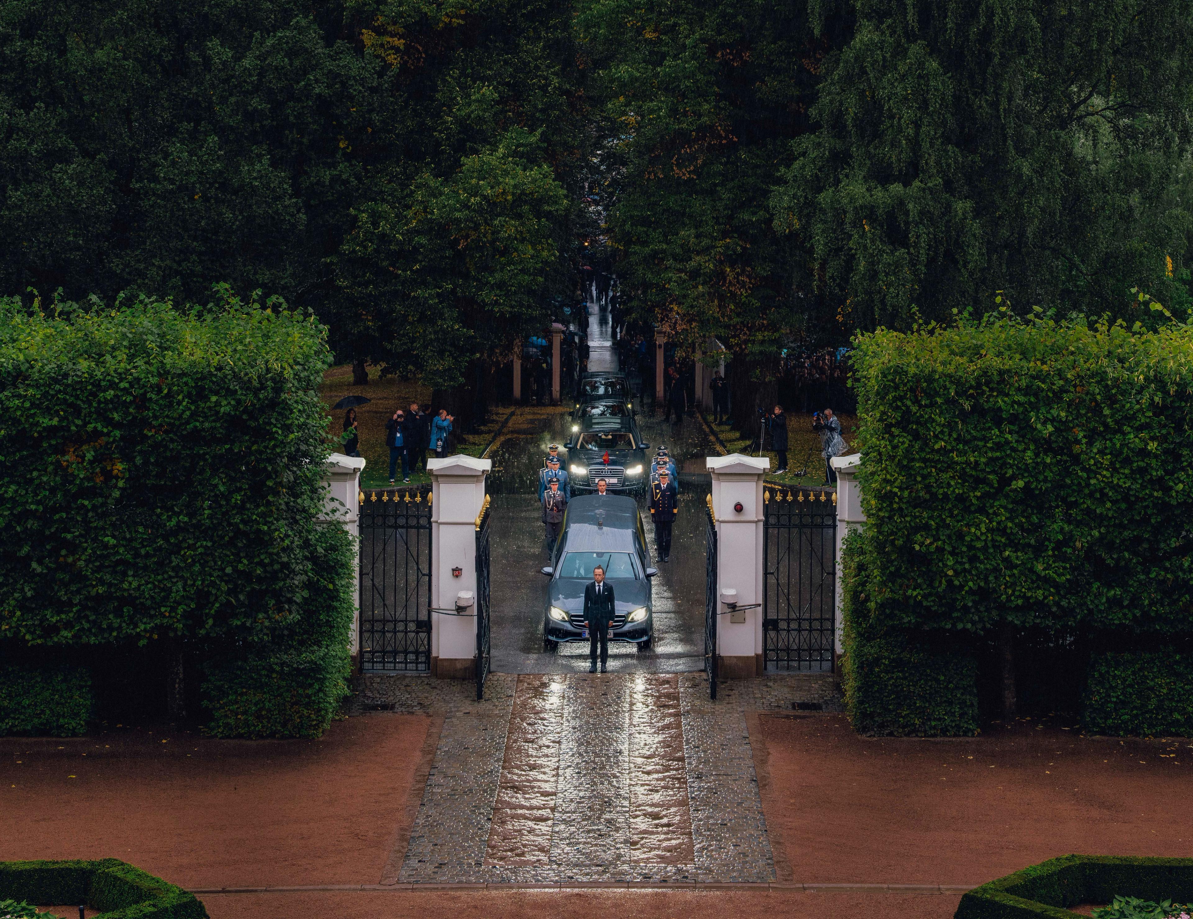 Prosesjonen kommer gjennom Slottsparken og inn i Slottsgården.