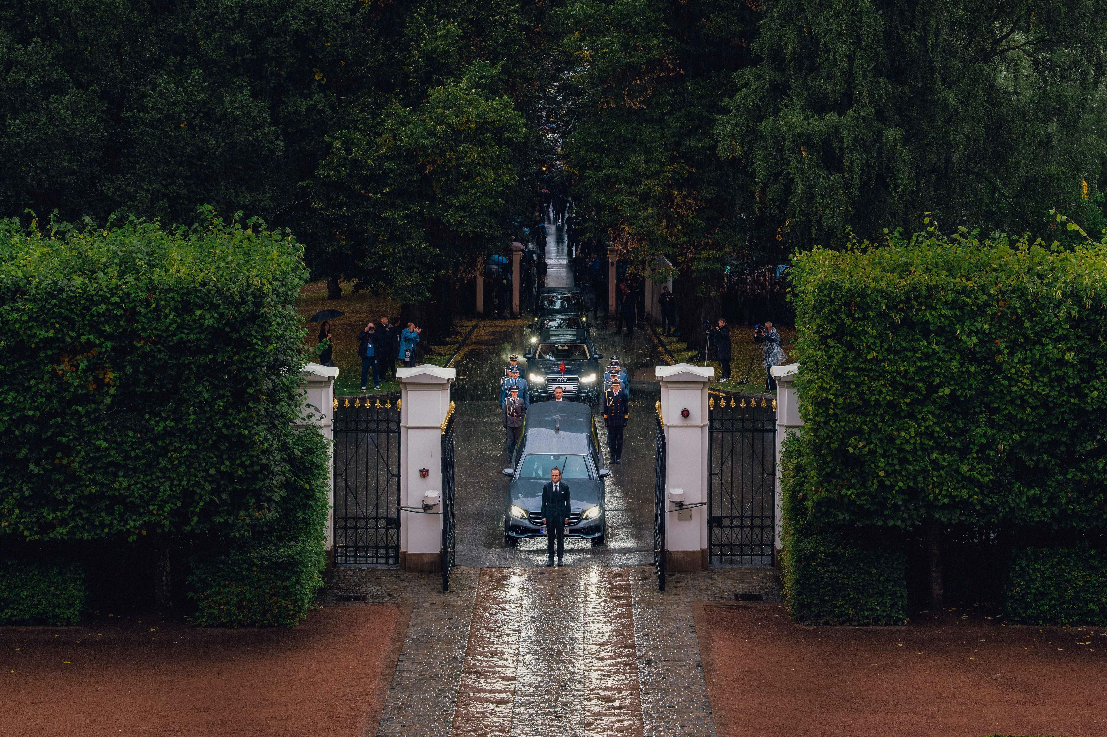 Prosesjonen kommer gjennom Slottsparken og inn i Slottsgården.