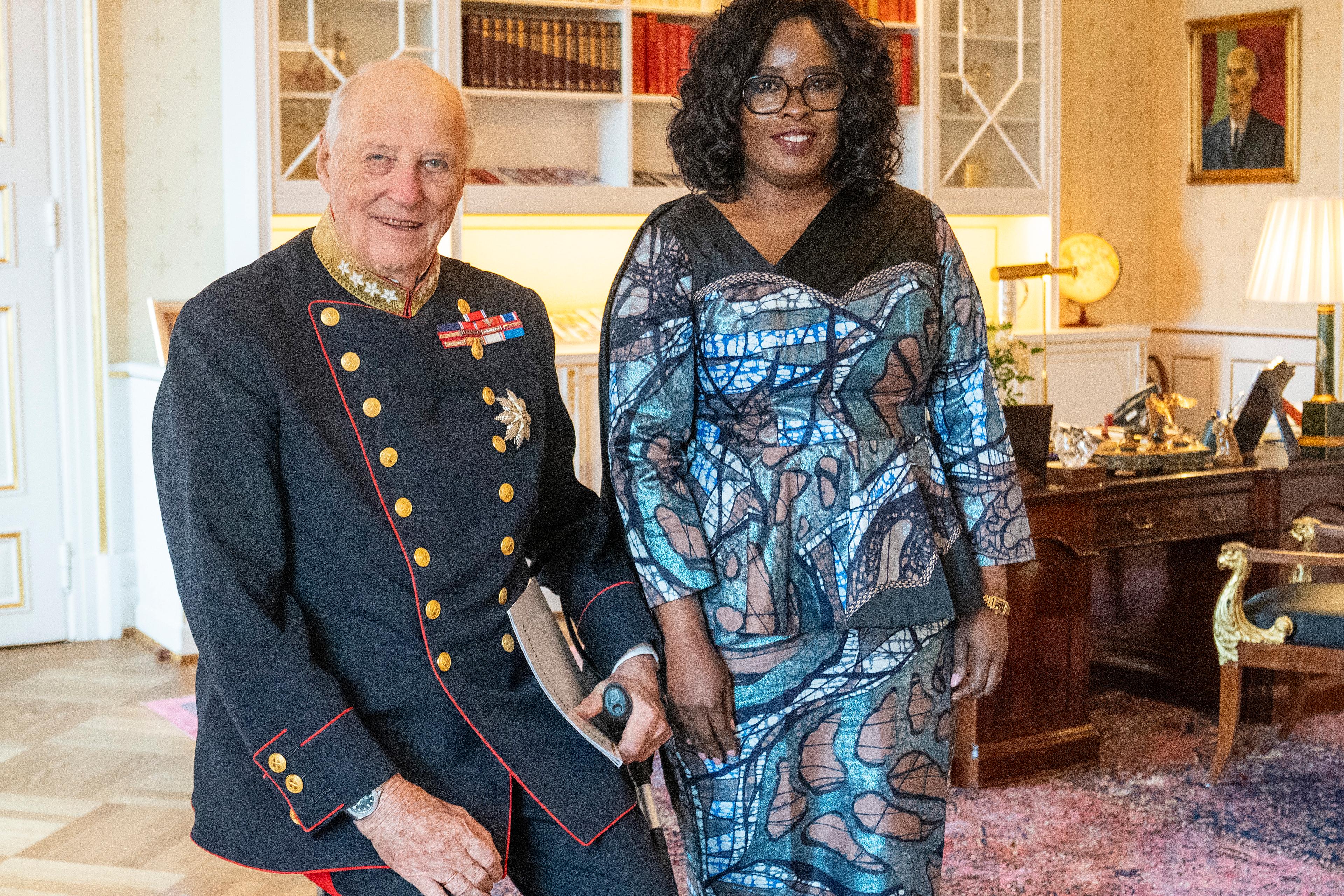 Kongen og ambassadøren sammen på Kongens kontor.