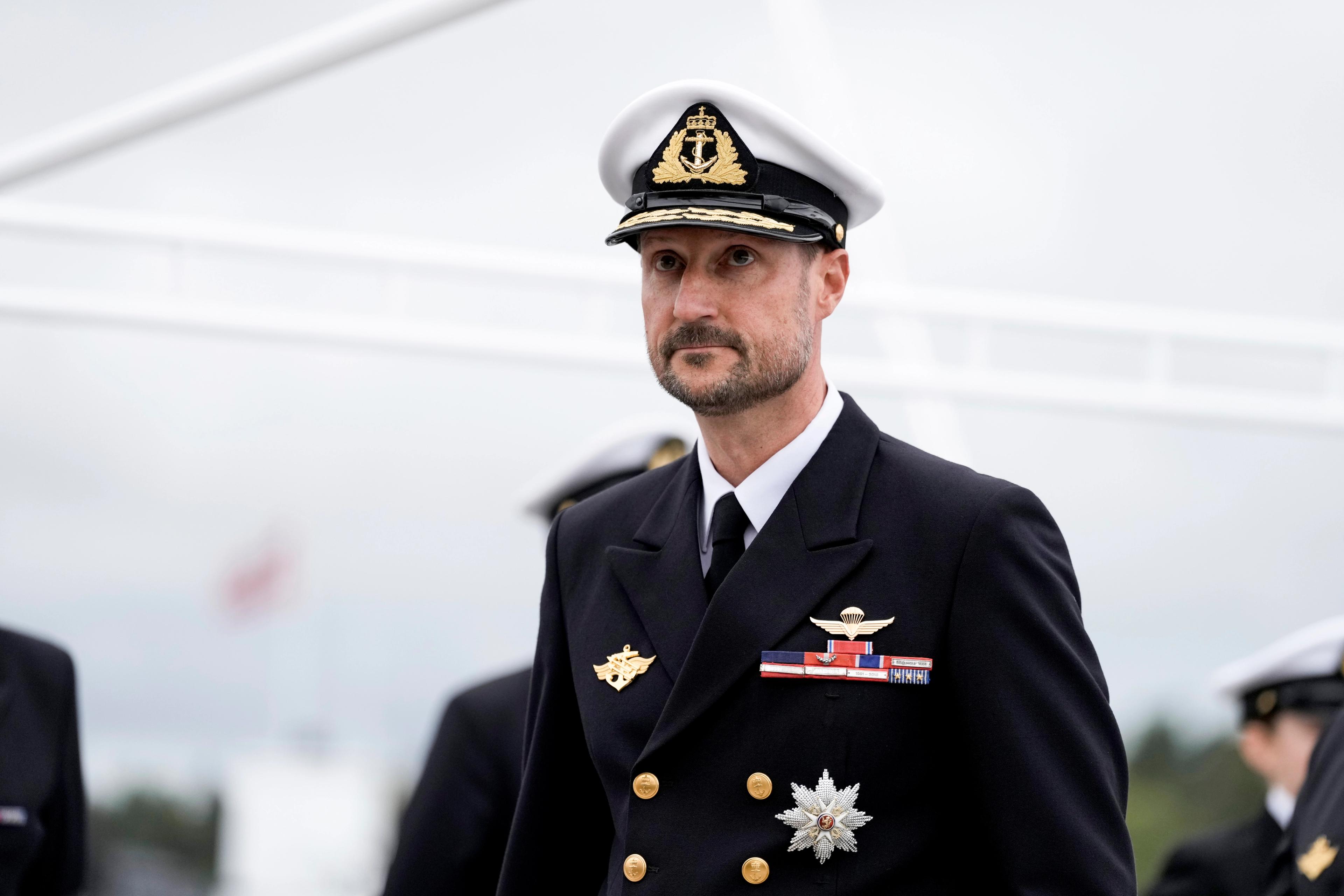 Tett på Kong Haakon i Sjøforsvarets uniform.