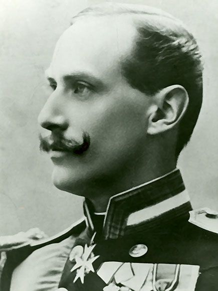 Portrett av en ung Kong Haakon. Han er i gallauniform og bildet er tatt i profil.