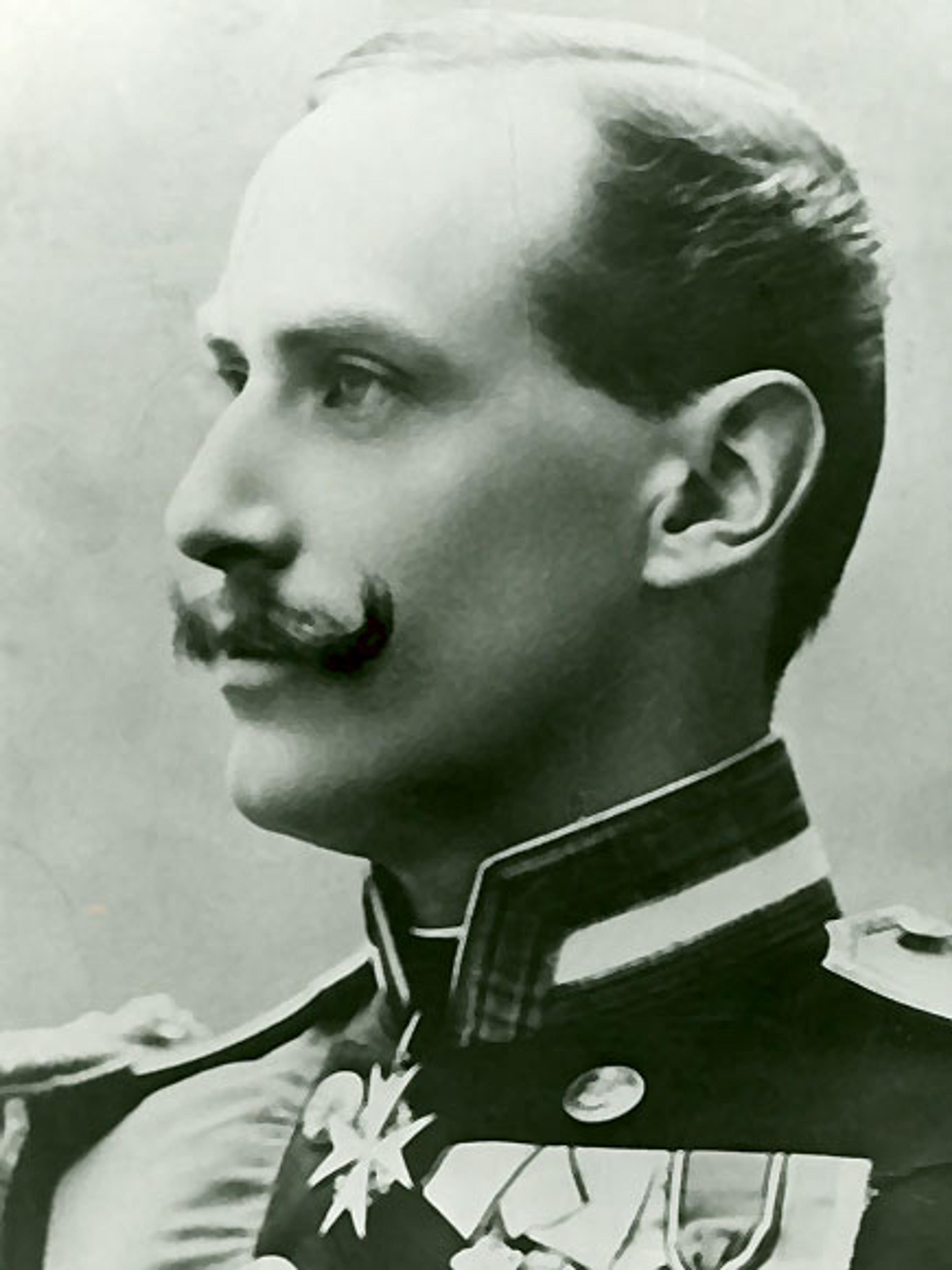 Portrett av en ung Kong Haakon. Han er i gallauniform og bildet er tatt i profil.