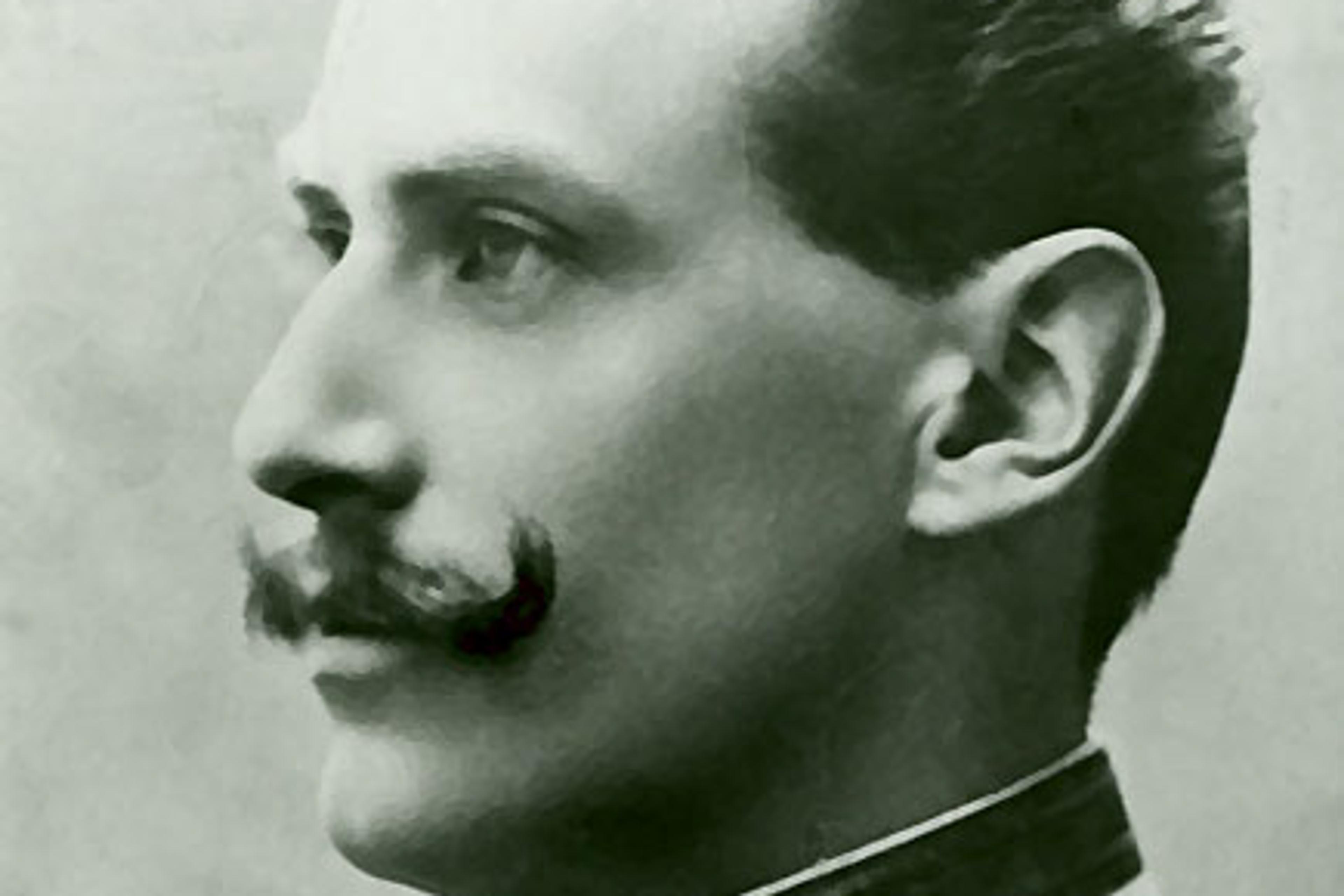 Portrett av en ung Kong Haakon. Han er i gallauniform og bildet er tatt i profil.