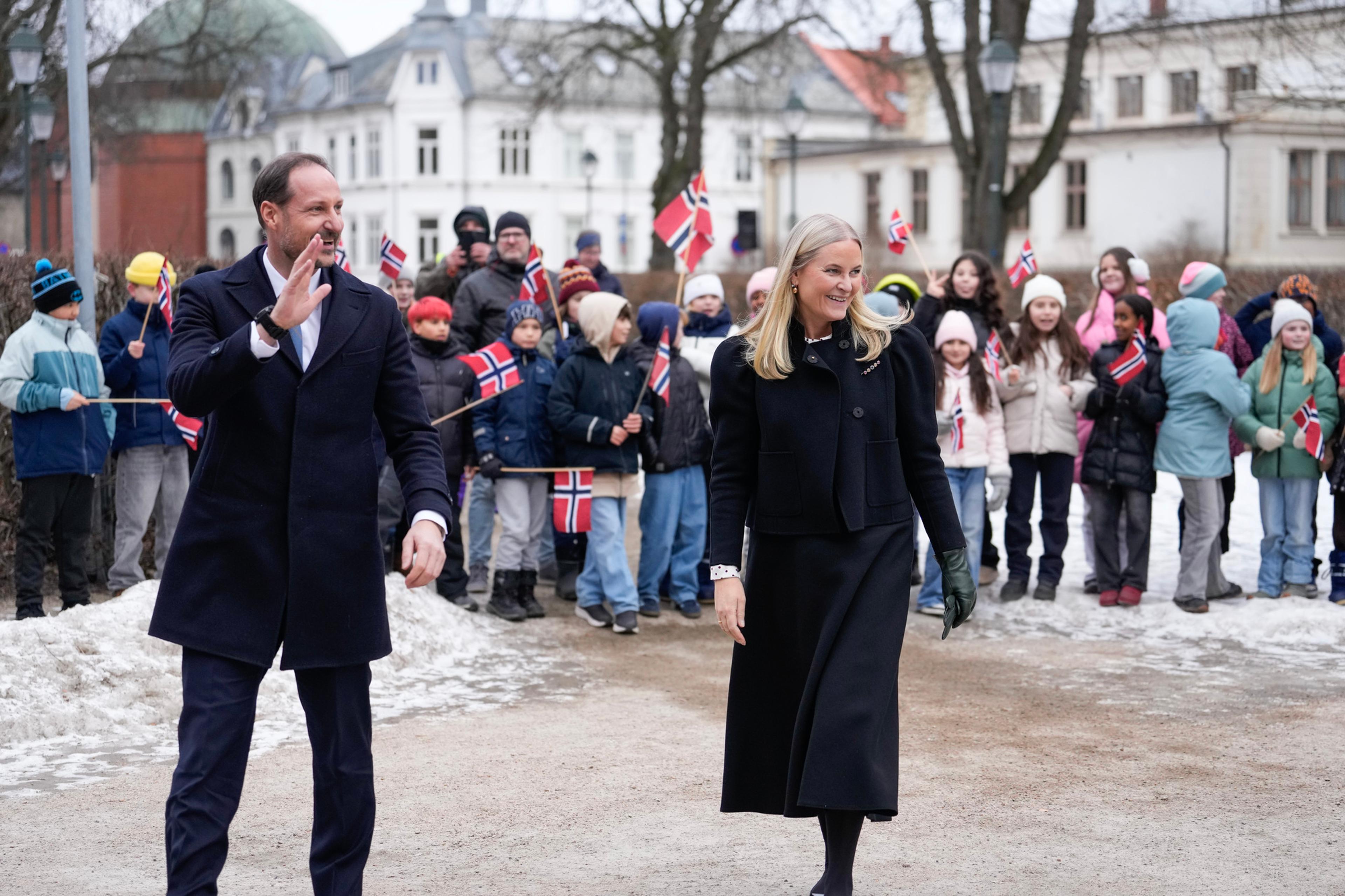 Varm velkomst fra både skoleelever og barnehagebarn i Fredrikstad. Foto: Javad Parsa / NTB