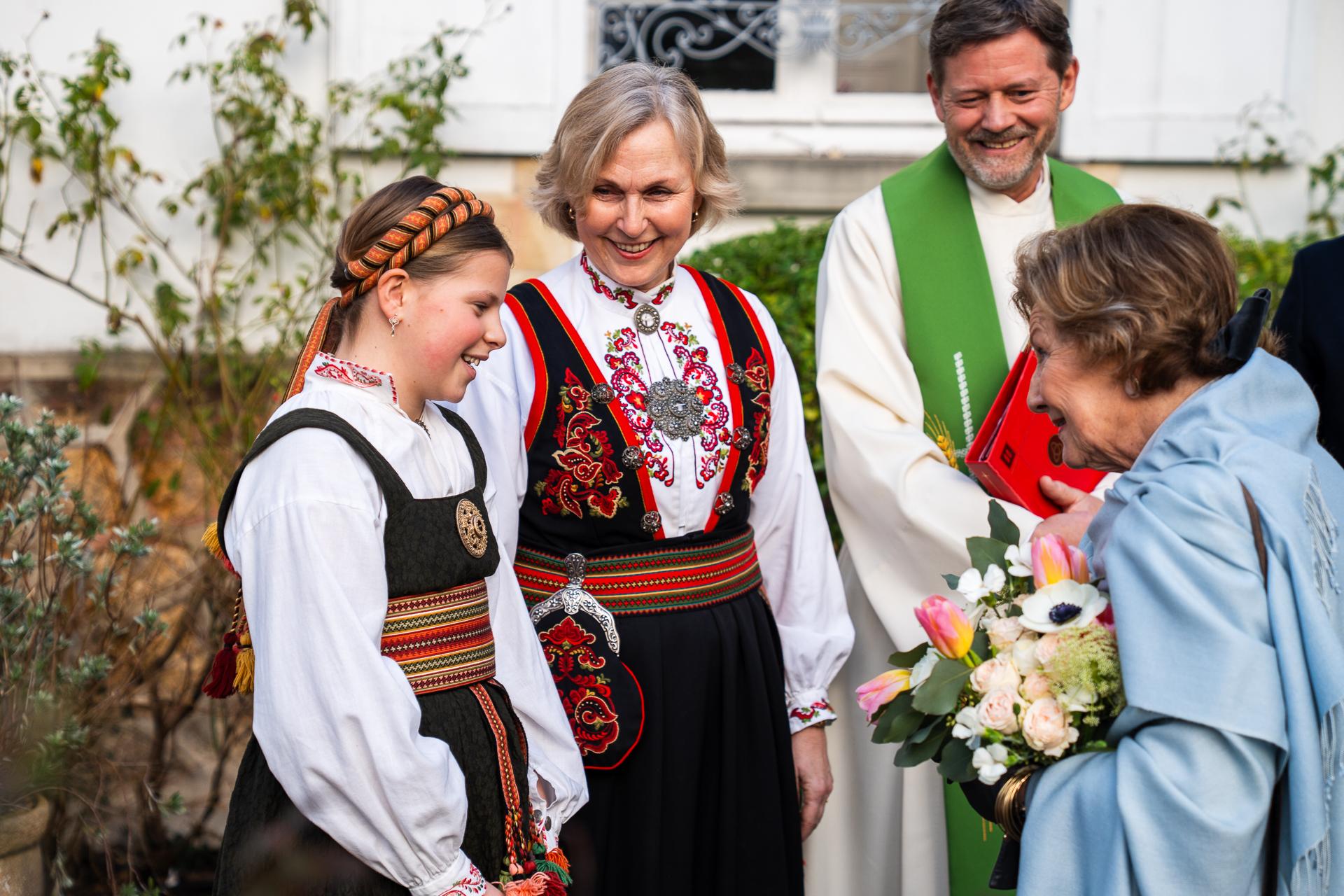 Dronningen blir tatt imot av blomsterpike utenfor Sjømannskirken.