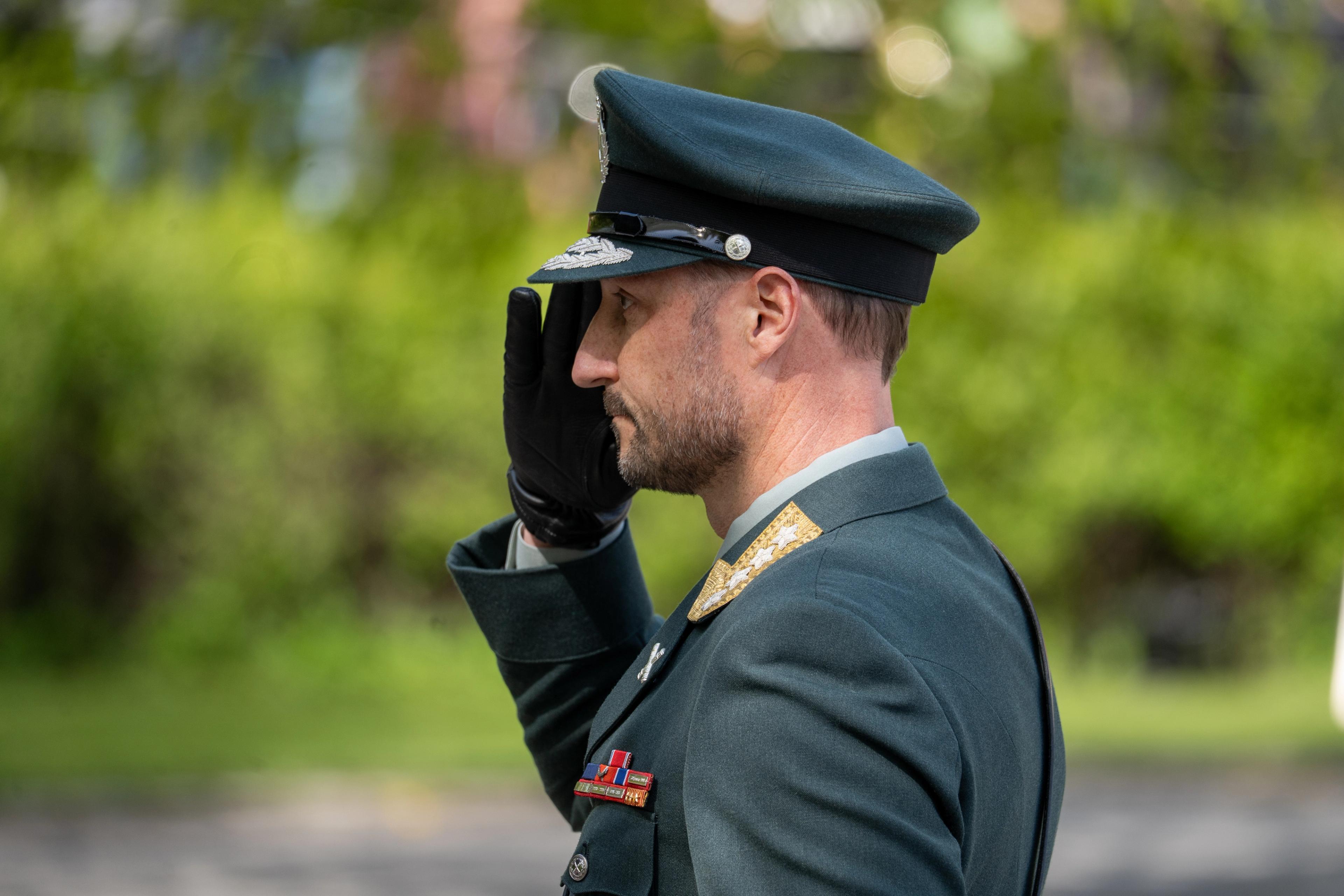 Tett på Kronprinsen som gjer honnør til lua.