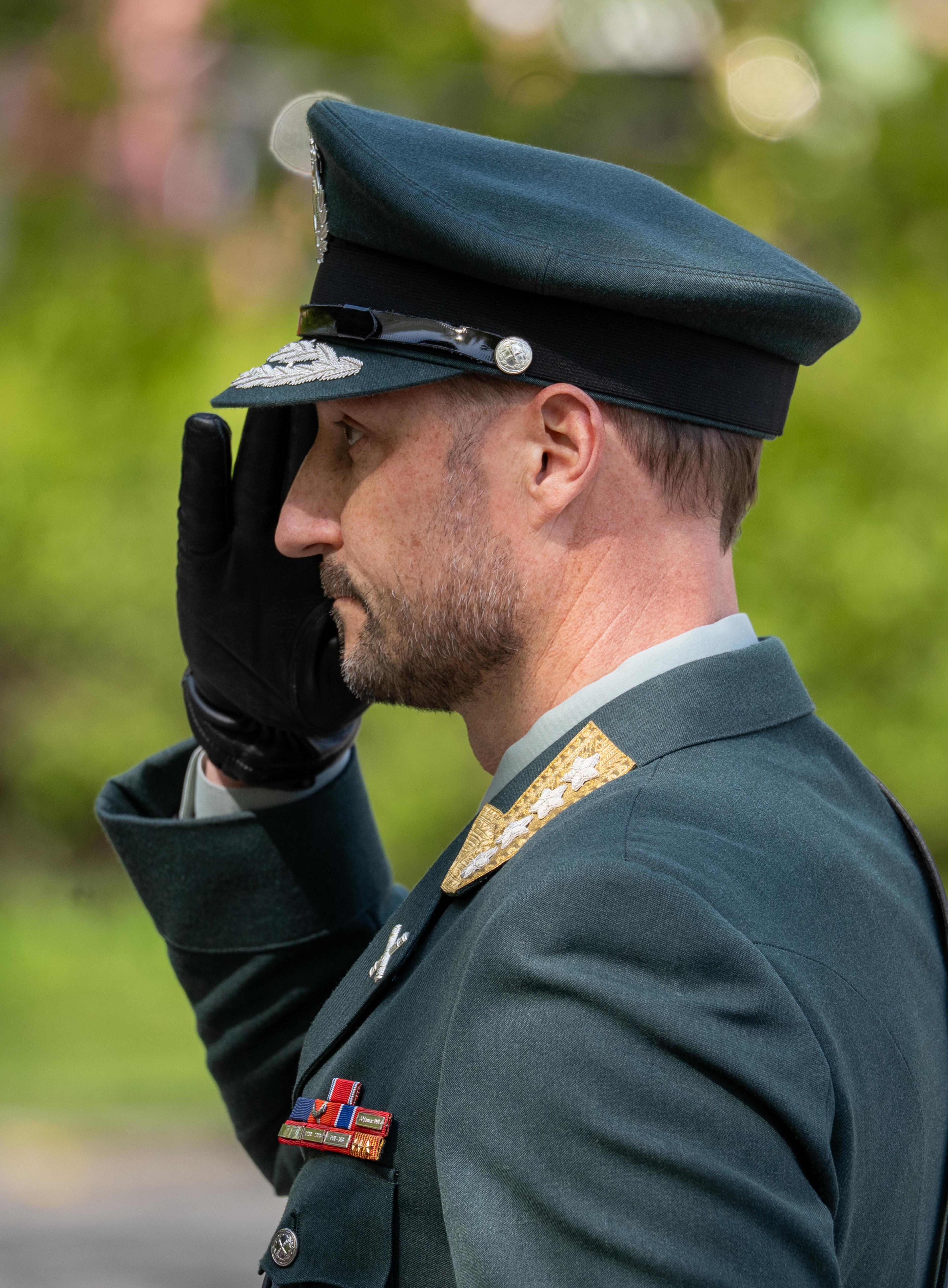 Tett på Kronprinsen som gjer honnør til lua.