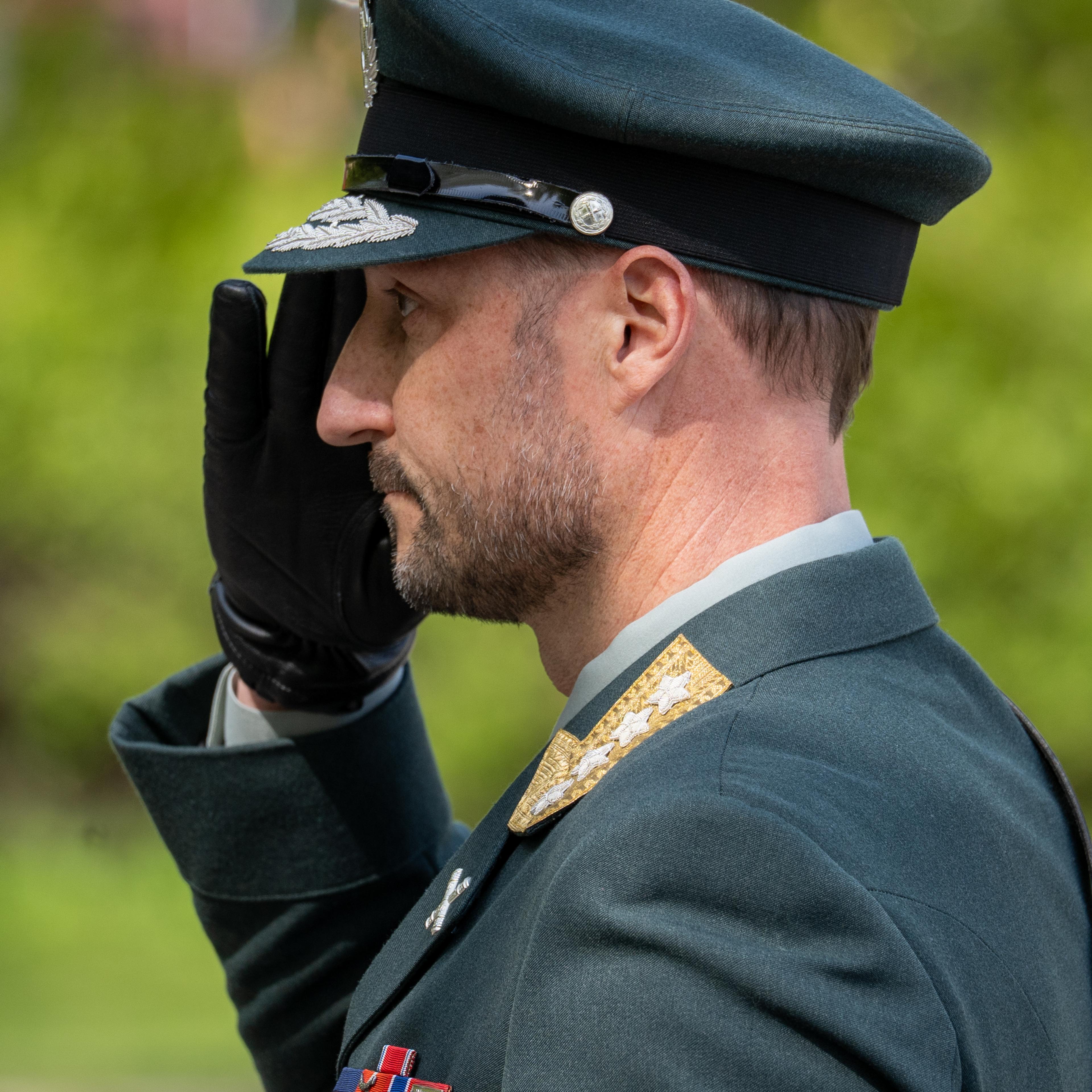 Tett på Kronprinsen som gjer honnør til lua.