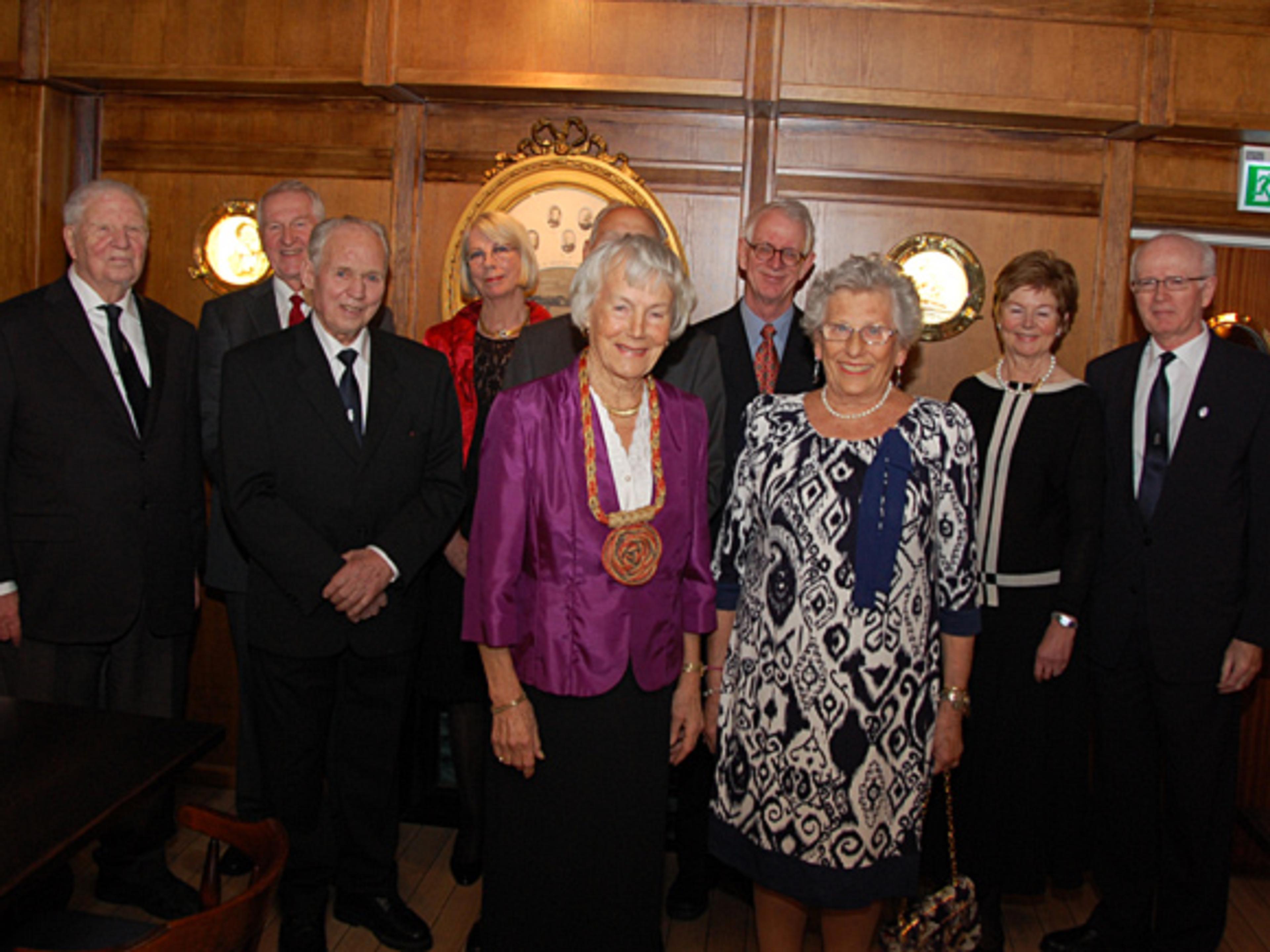 Prinsessen står omgitt av klubbens ledelse.