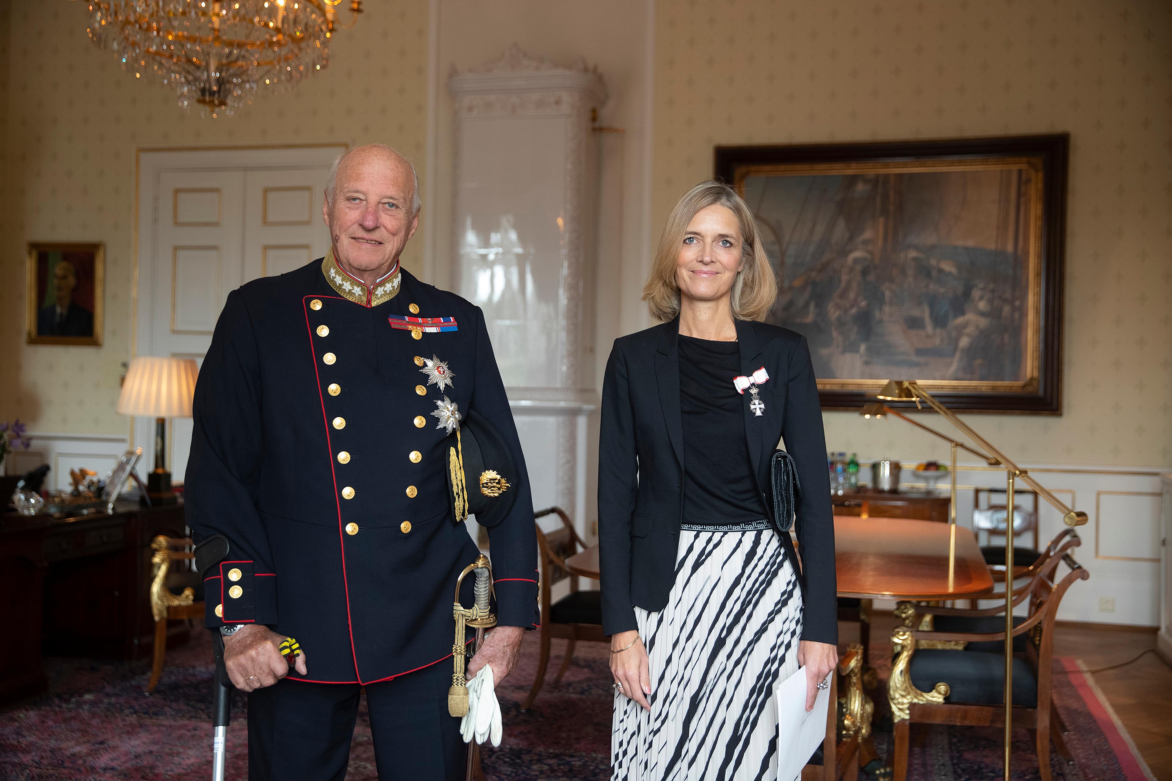 Kongen og ambassadøren står smilende sammen på Kongens kontor. Ambassadøren holder sine akkreditiver i hendene.