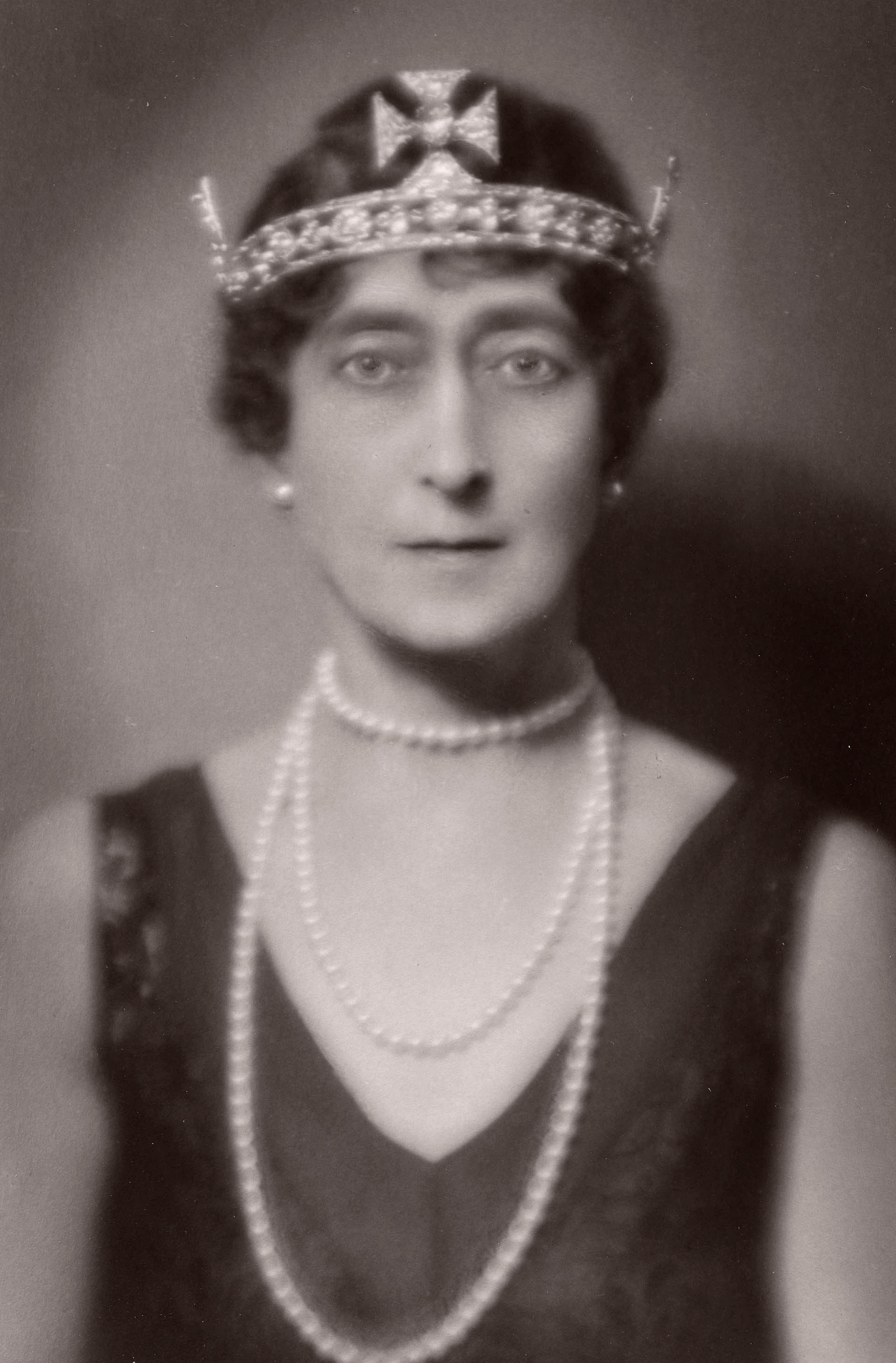 Portrett av dronningen med perlekjede og diadem med malteserkors.