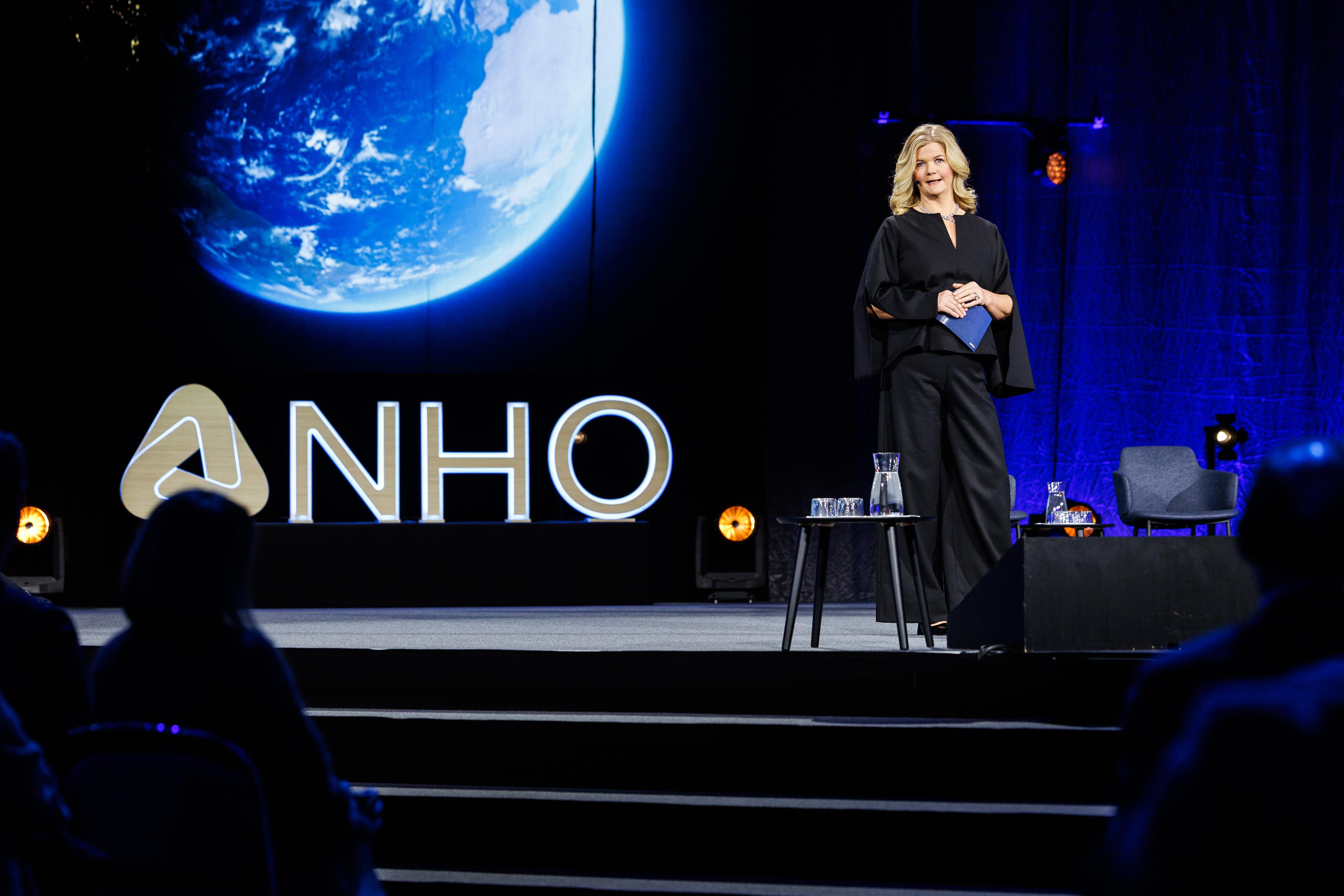 Programleder Anne Lindmo på scenen