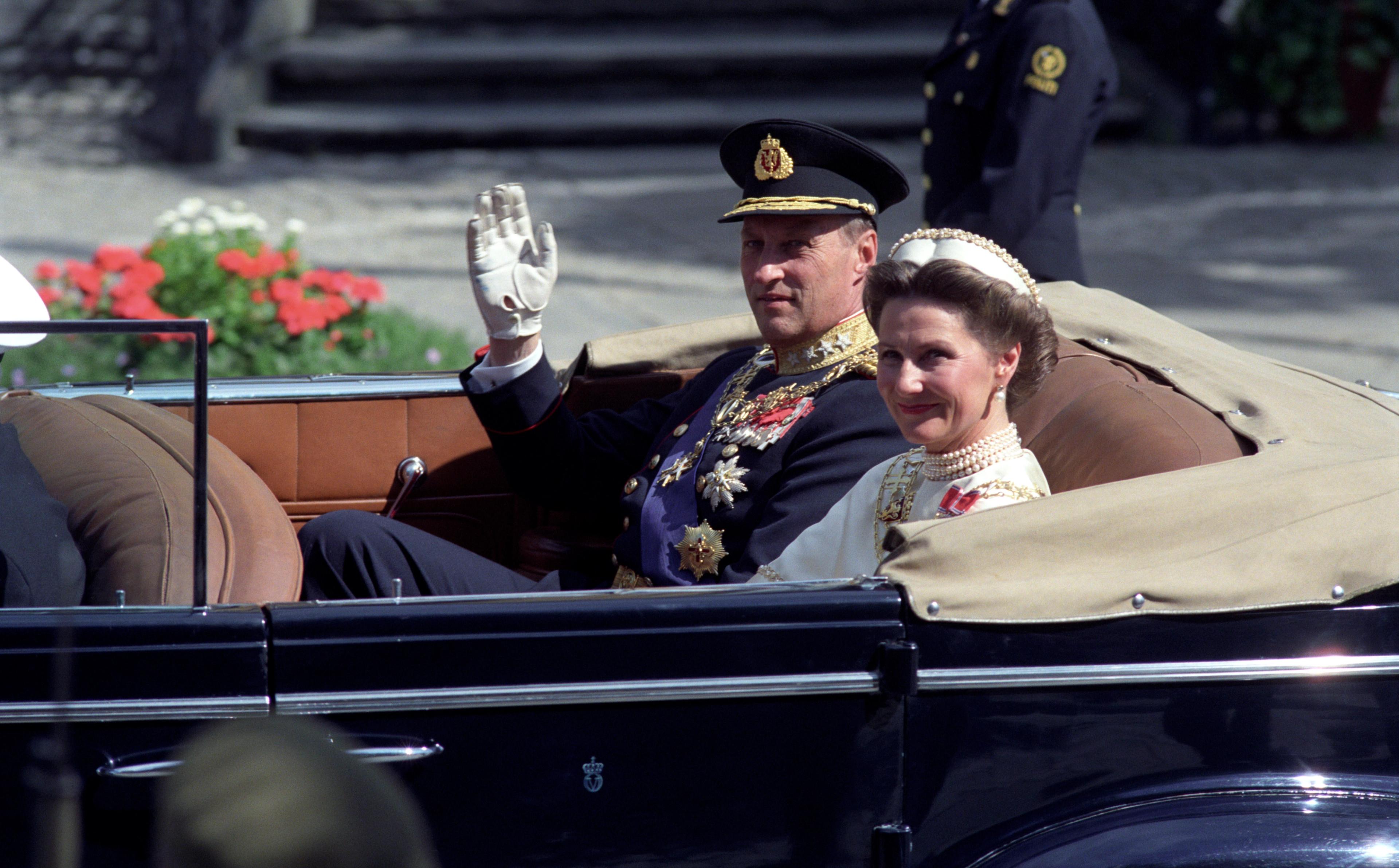 Kong Harald og Dronning Sonja vinker fra veteranbilen A1. Foto: Per Løchen / NTB  