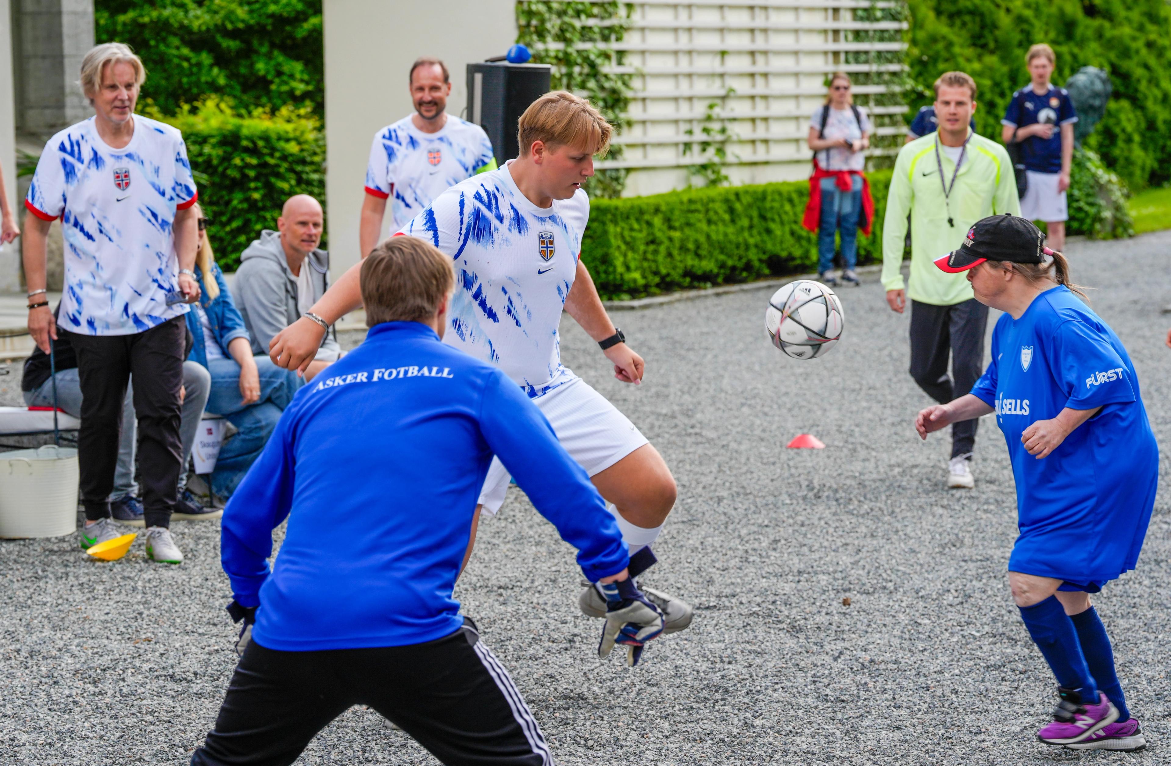 Prins Sverre Magnus i duell på fotballbanen.